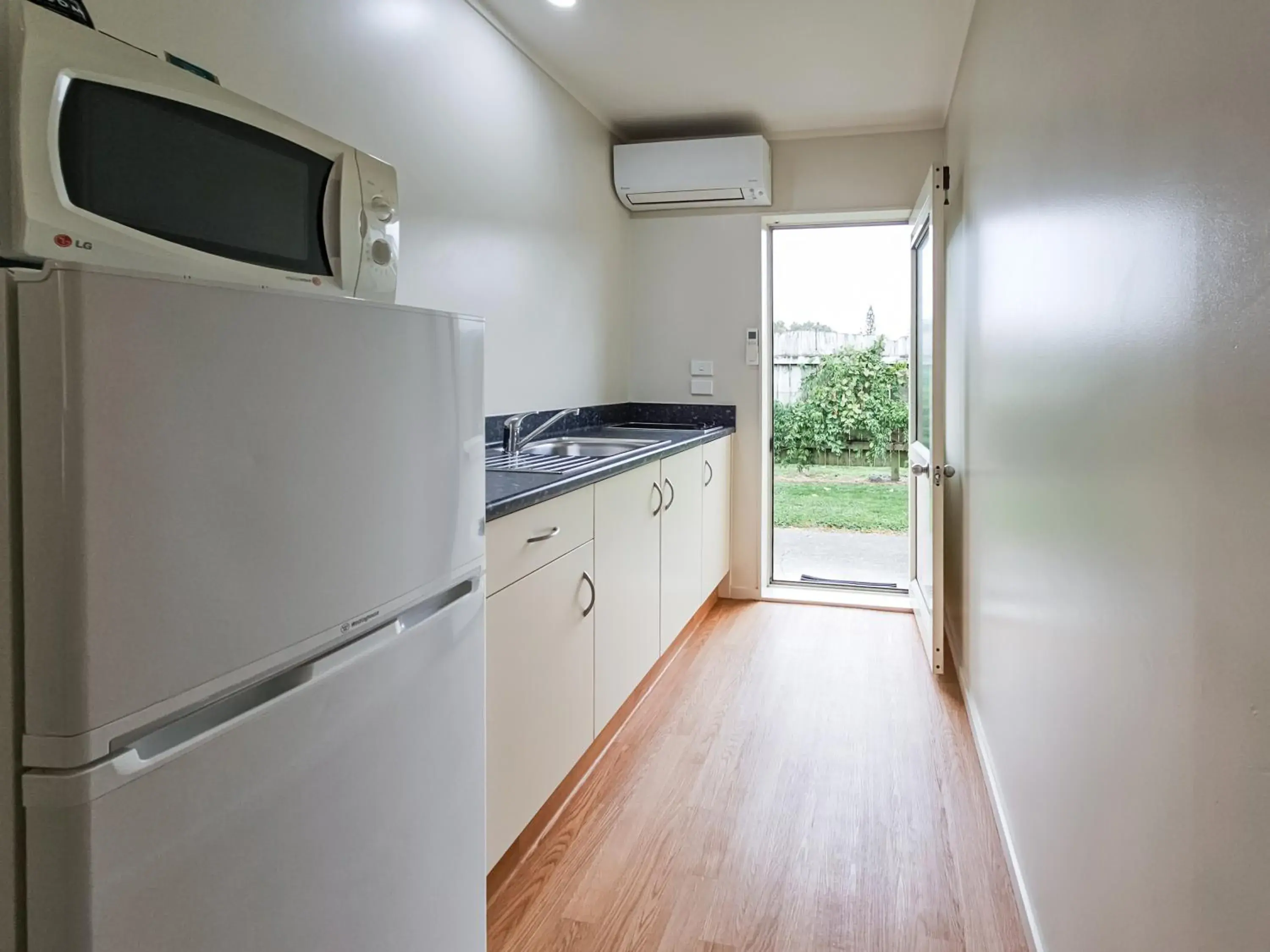 Kitchen/Kitchenette in Captain Cook Motor Lodge