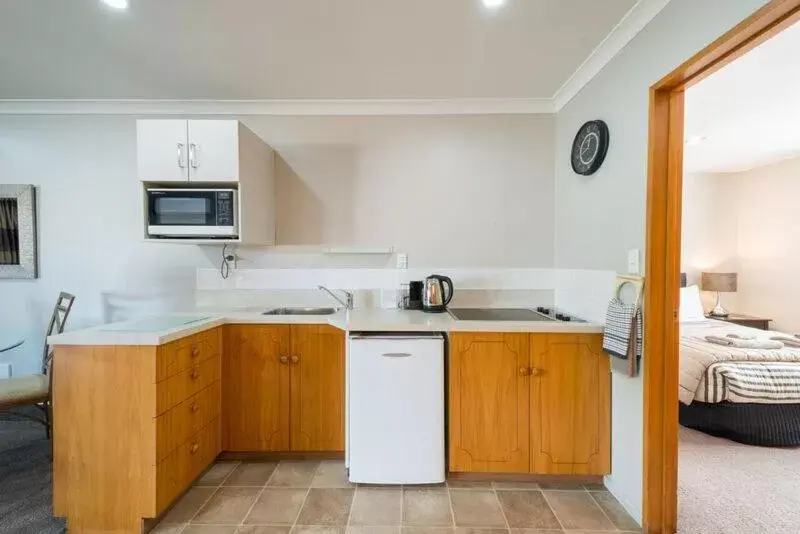 Kitchen or kitchenette, Kitchen/Kitchenette in Strathern Motor Lodge