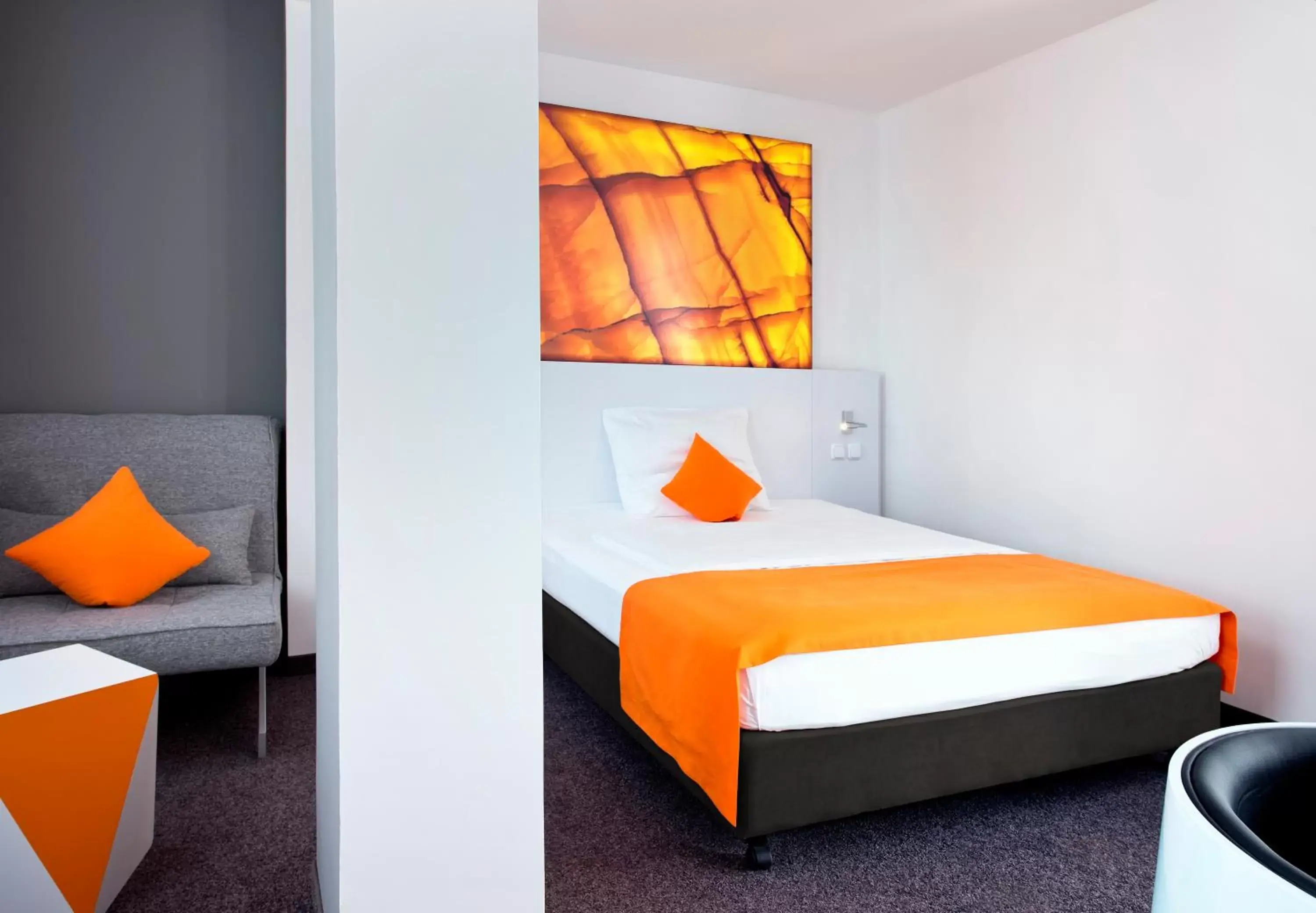 Photo of the whole room, Bed in Wyndham Garden Duesseldorf City Centre Koenigsallee