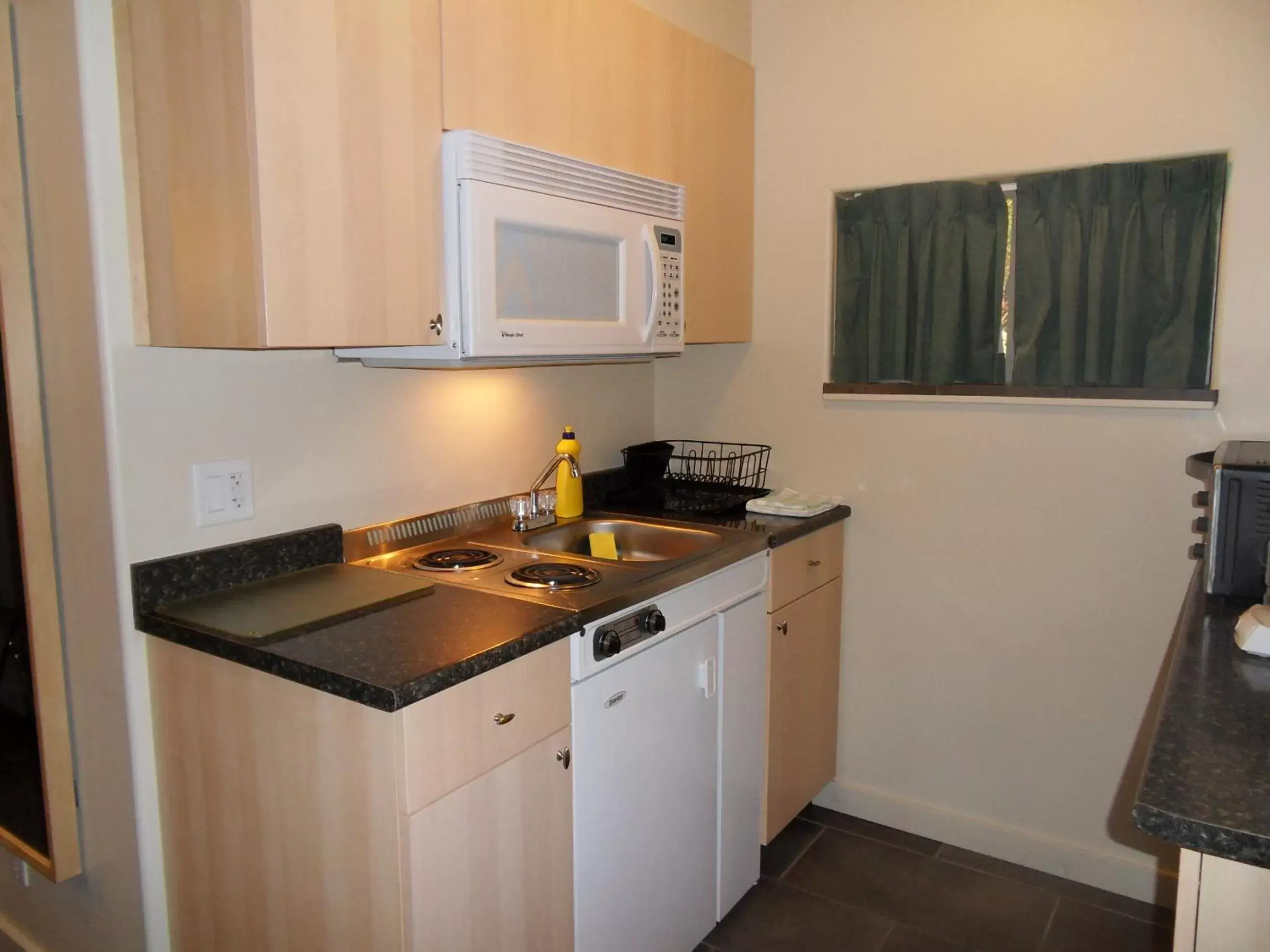 Kitchen or kitchenette, Kitchen/Kitchenette in The Hitching Post Motel