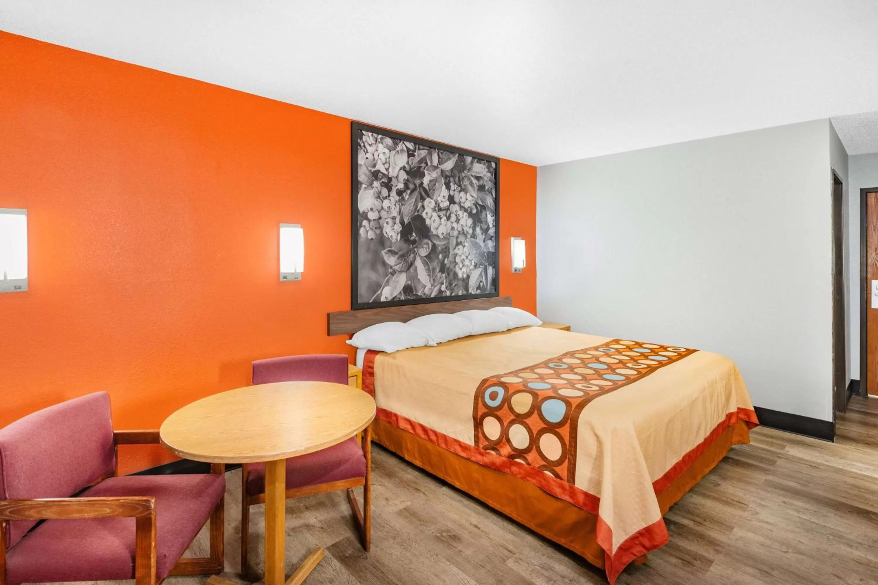 Photo of the whole room, Bed in Super 8 by Wyndham Waynesburg