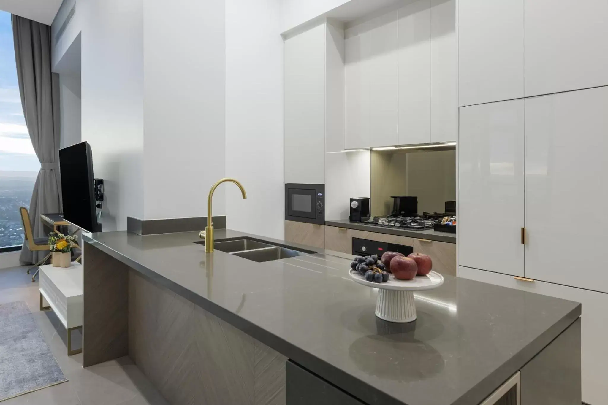 TV and multimedia, Kitchen/Kitchenette in Meriton Suites Surfers Paradise