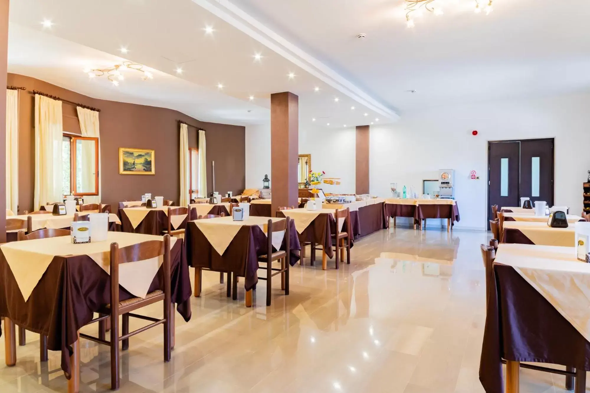 Restaurant/Places to Eat in Hotel Riviera