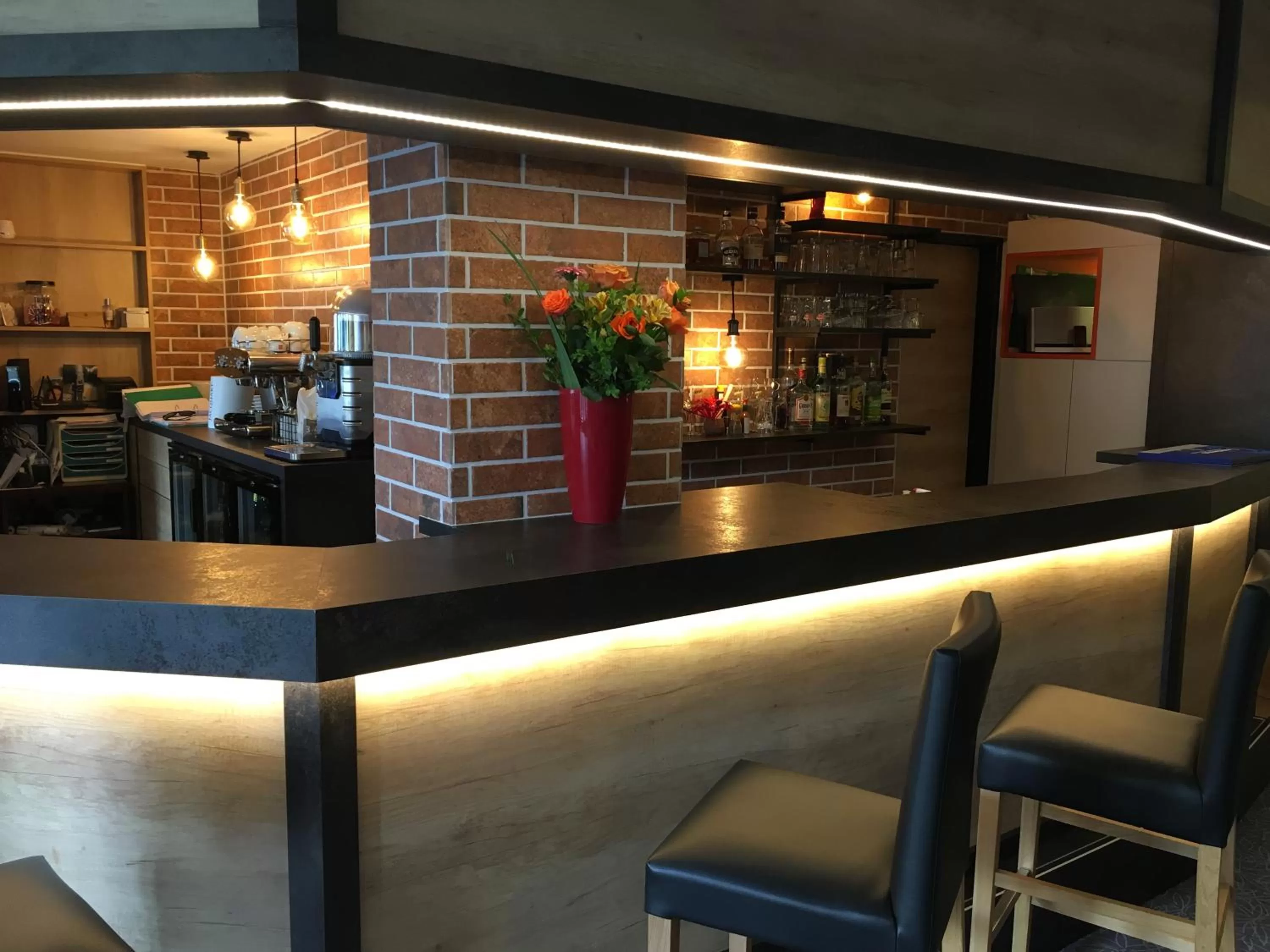 Lounge or bar in The Originals City, Hôtel du Château, Pontivy