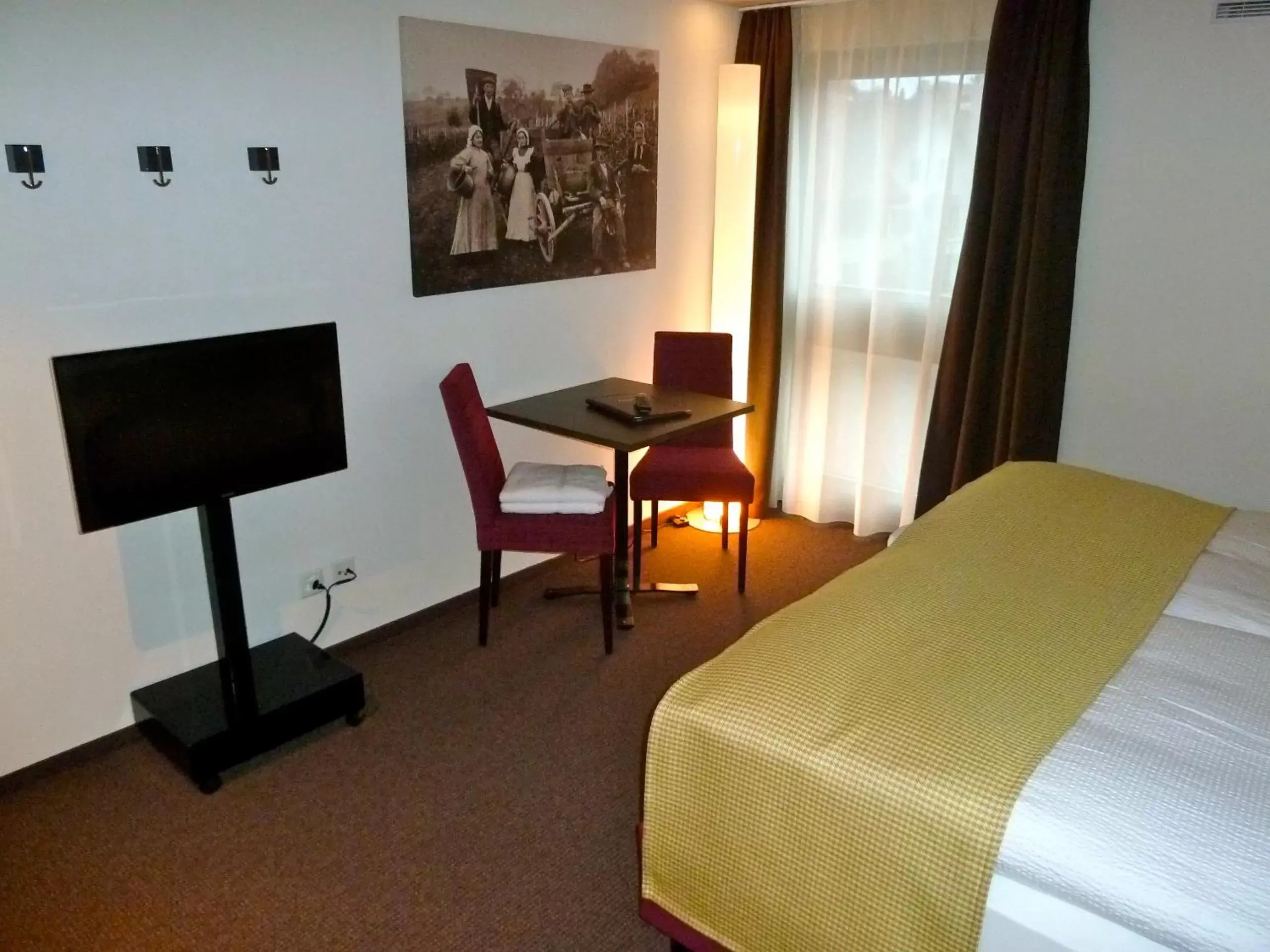 Bed, TV/Entertainment Center in Gasthaus Sternen