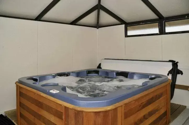 Hot Tub in Accent On Taupo Motor Lodge