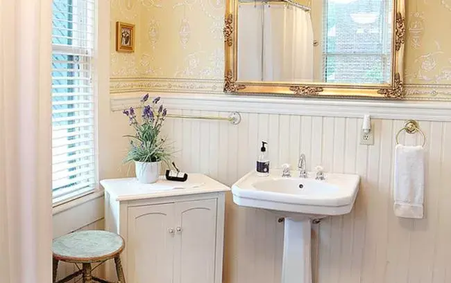 Bathroom in Double Oaks Bed & Breakfast