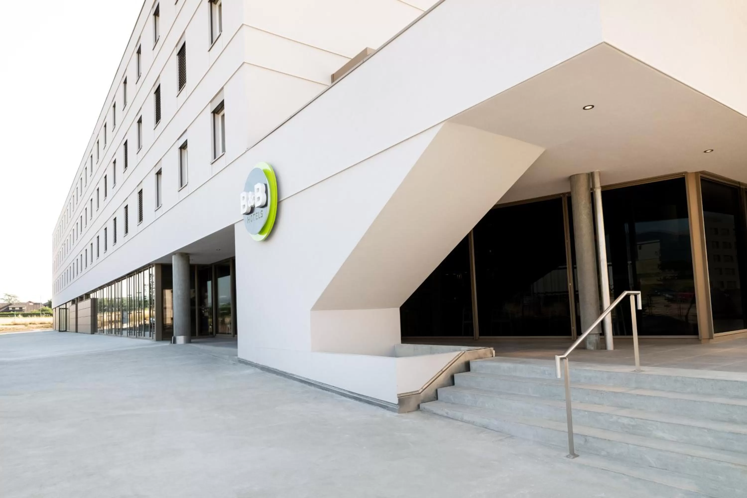 Patio in B&B HOTEL Nyon