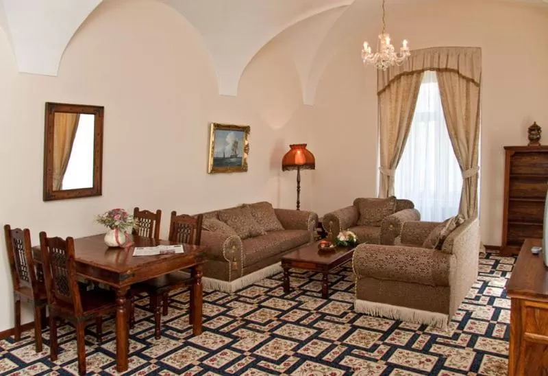 Communal lounge/ TV room in Chateau Zbiroh