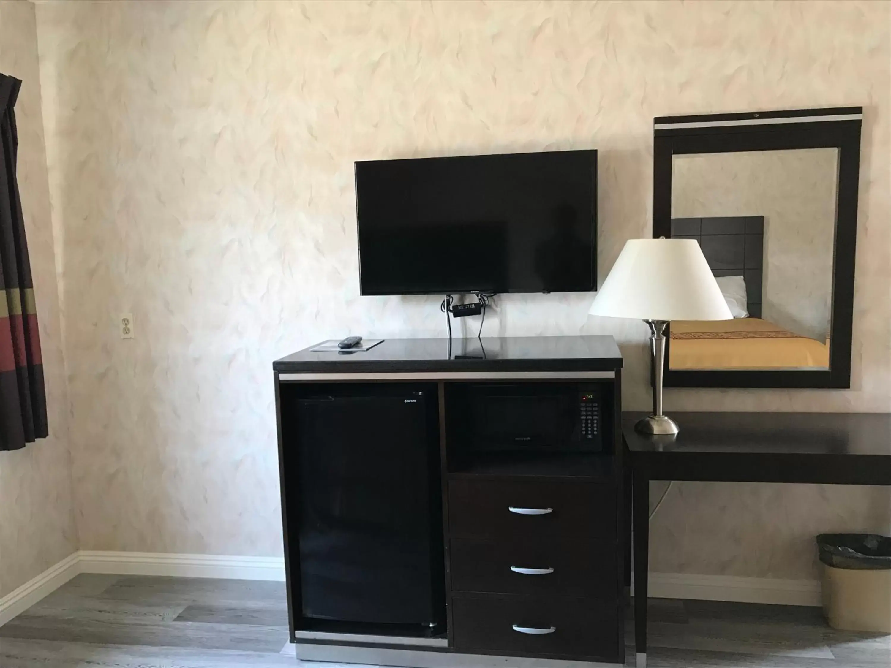 TV/Entertainment Center in Manhattan Inn & Suites