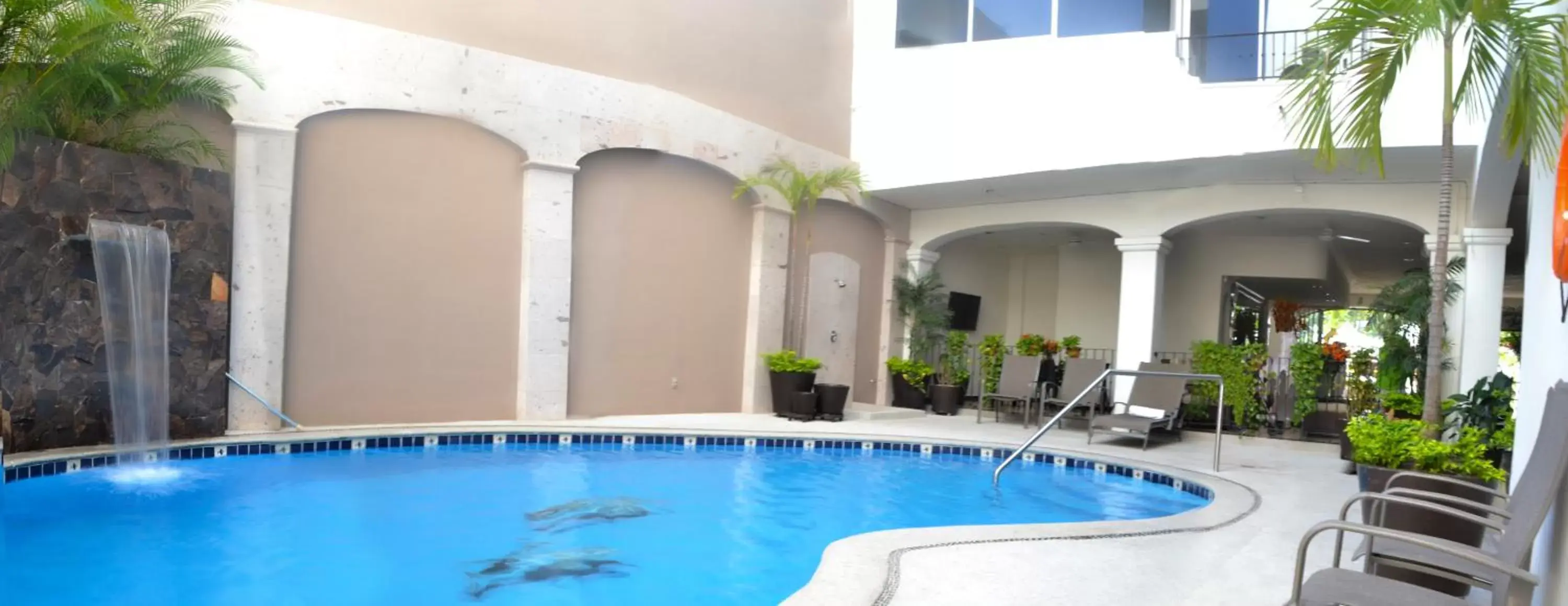 Swimming Pool in Hotel Eloisa