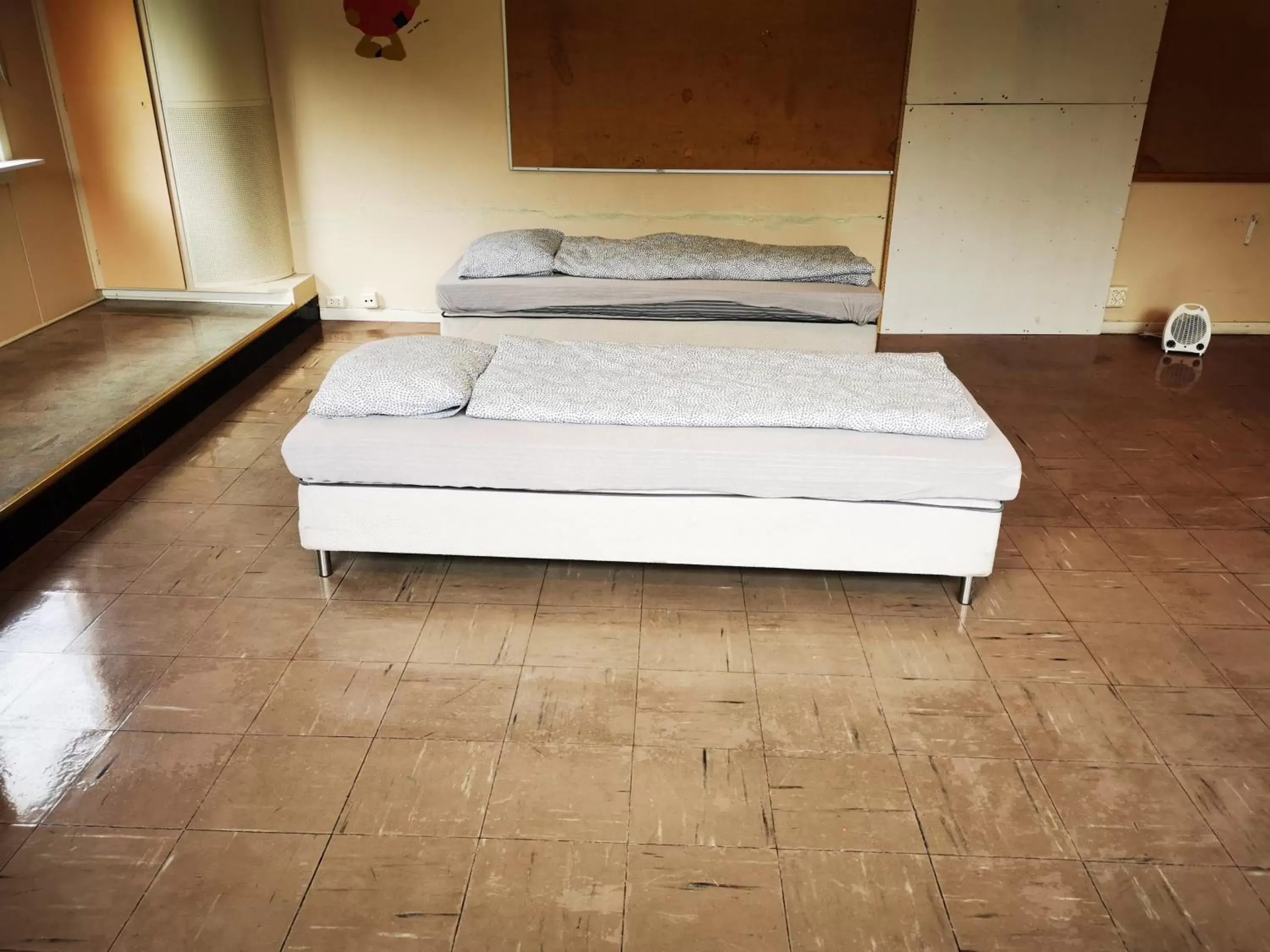 Quadruple Room with Garden View in Brufjell Hostel & Parking Quadruple Room with Garden View in Brufjell Hostel & Parking