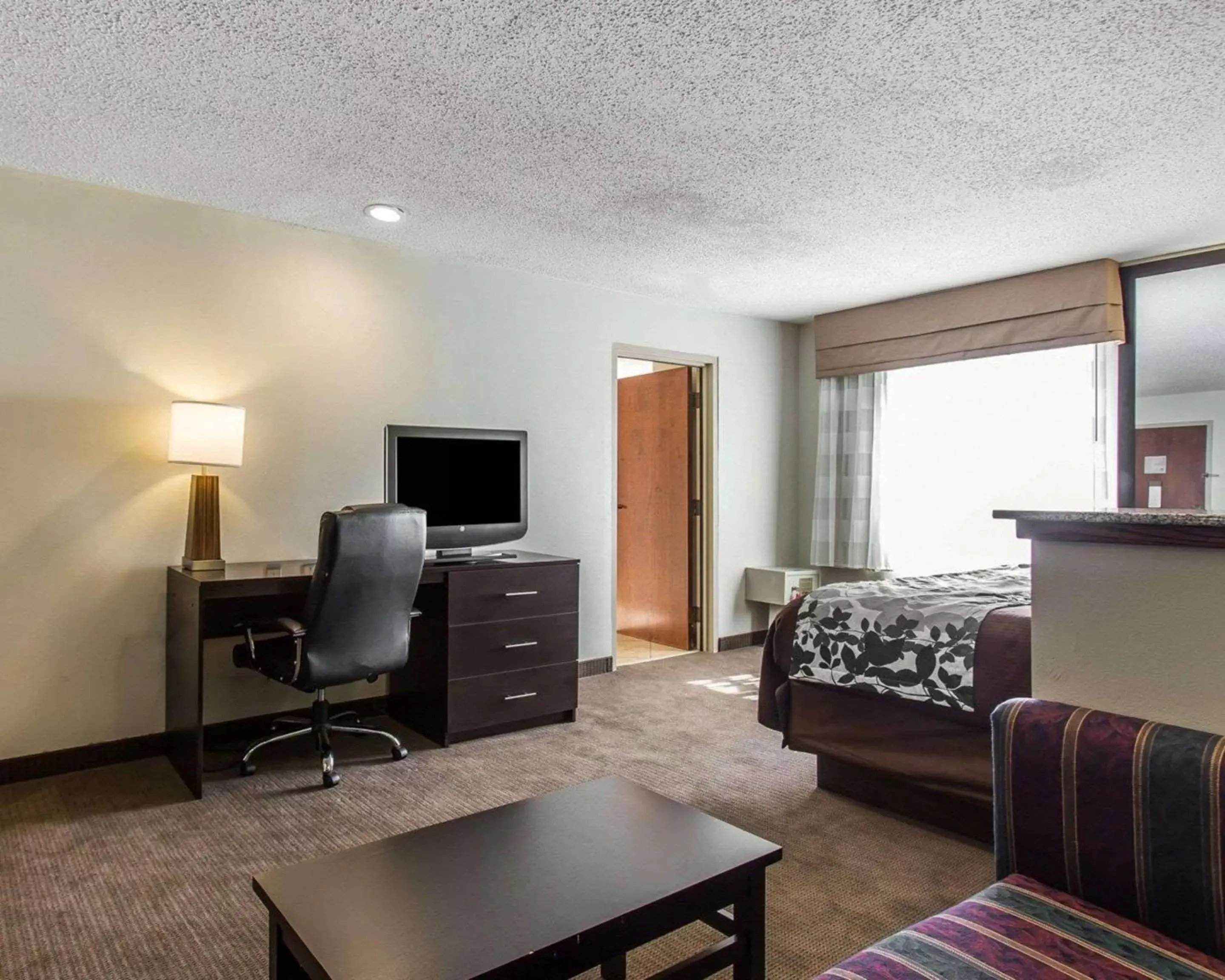 Photo of the whole room, TV/Entertainment Center in Sleep Inn Columbia