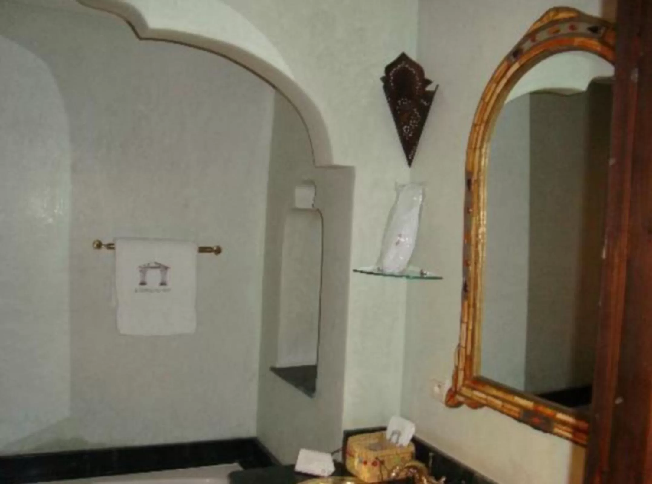 Bathroom in Le Temple Des Arts