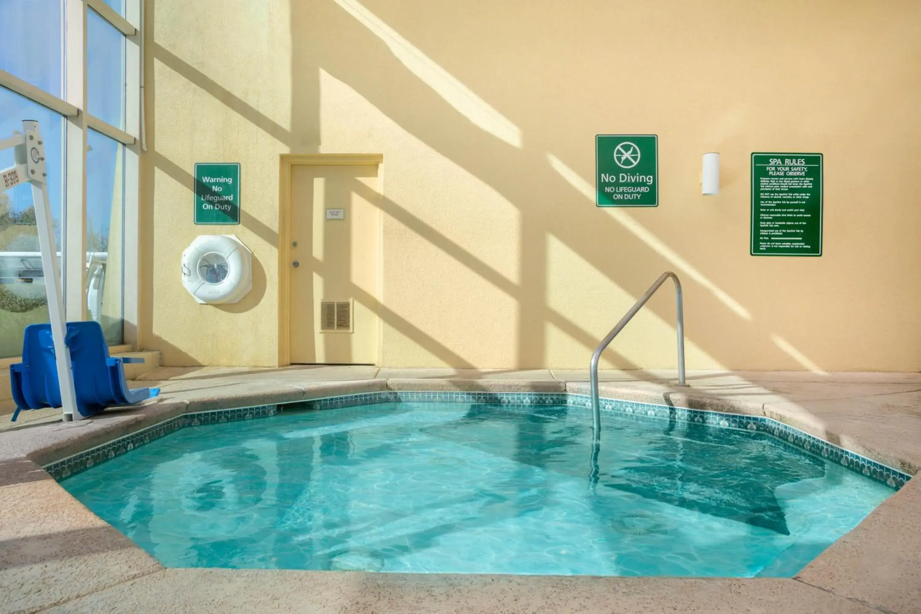 Swimming Pool in La Quinta Inn & Suites by Wyndham Springdale