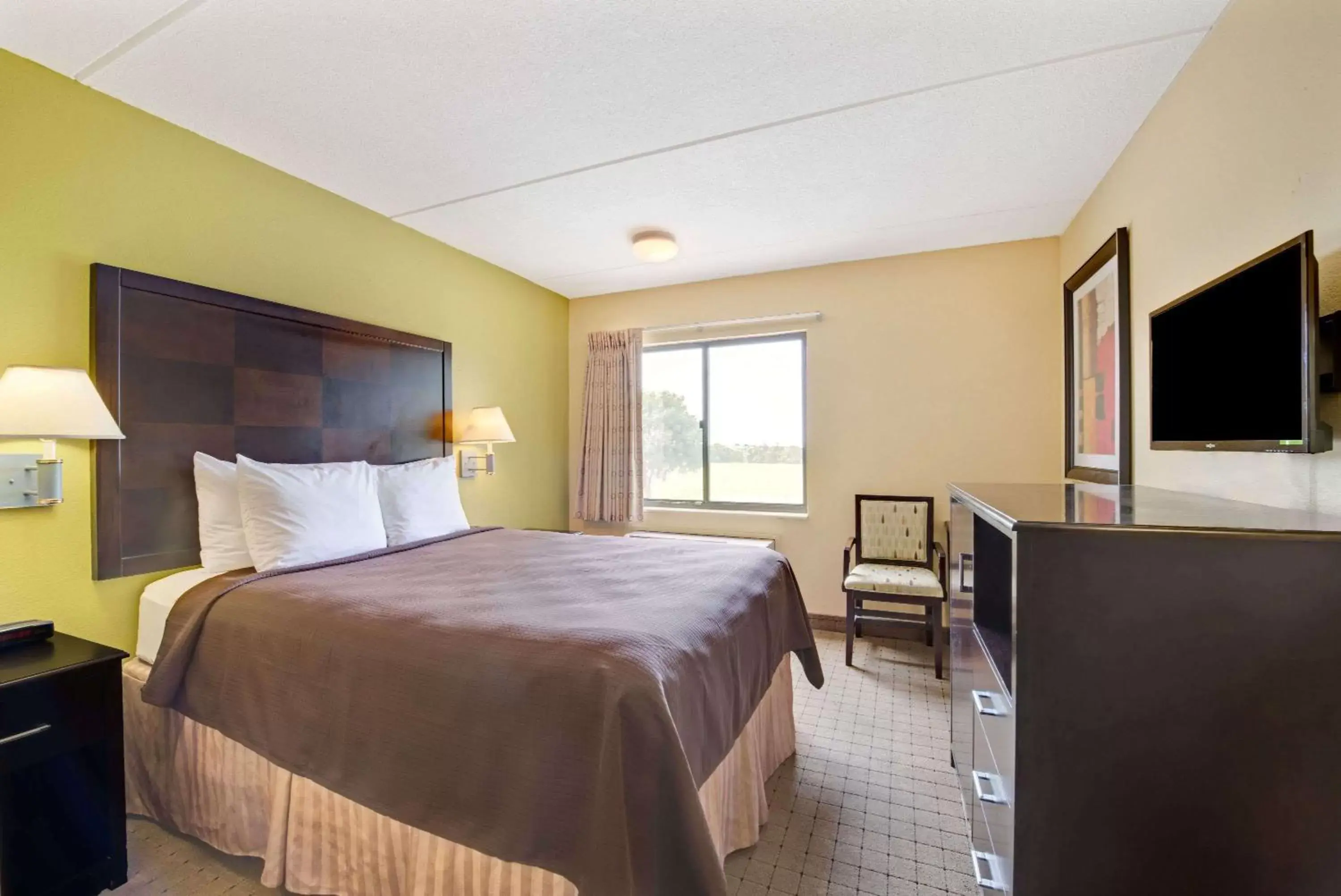 Photo of the whole room, Bed in Days Inn & Suites by Wyndham DeSoto