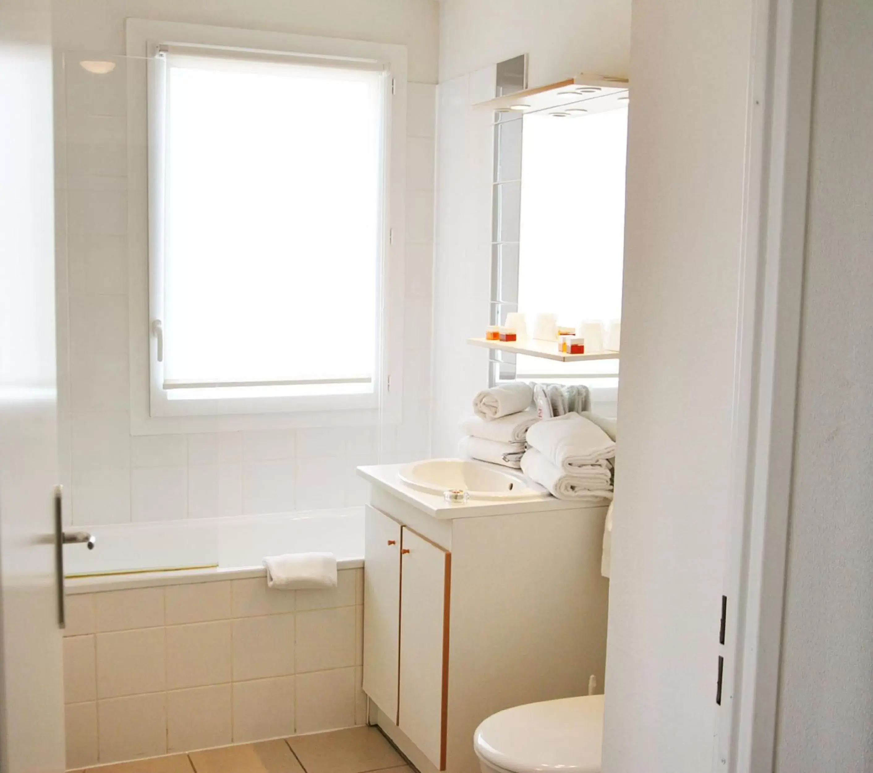 Bathroom, Kitchen/Kitchenette in Séjours & Affaires Caen Le Clos Beaumois