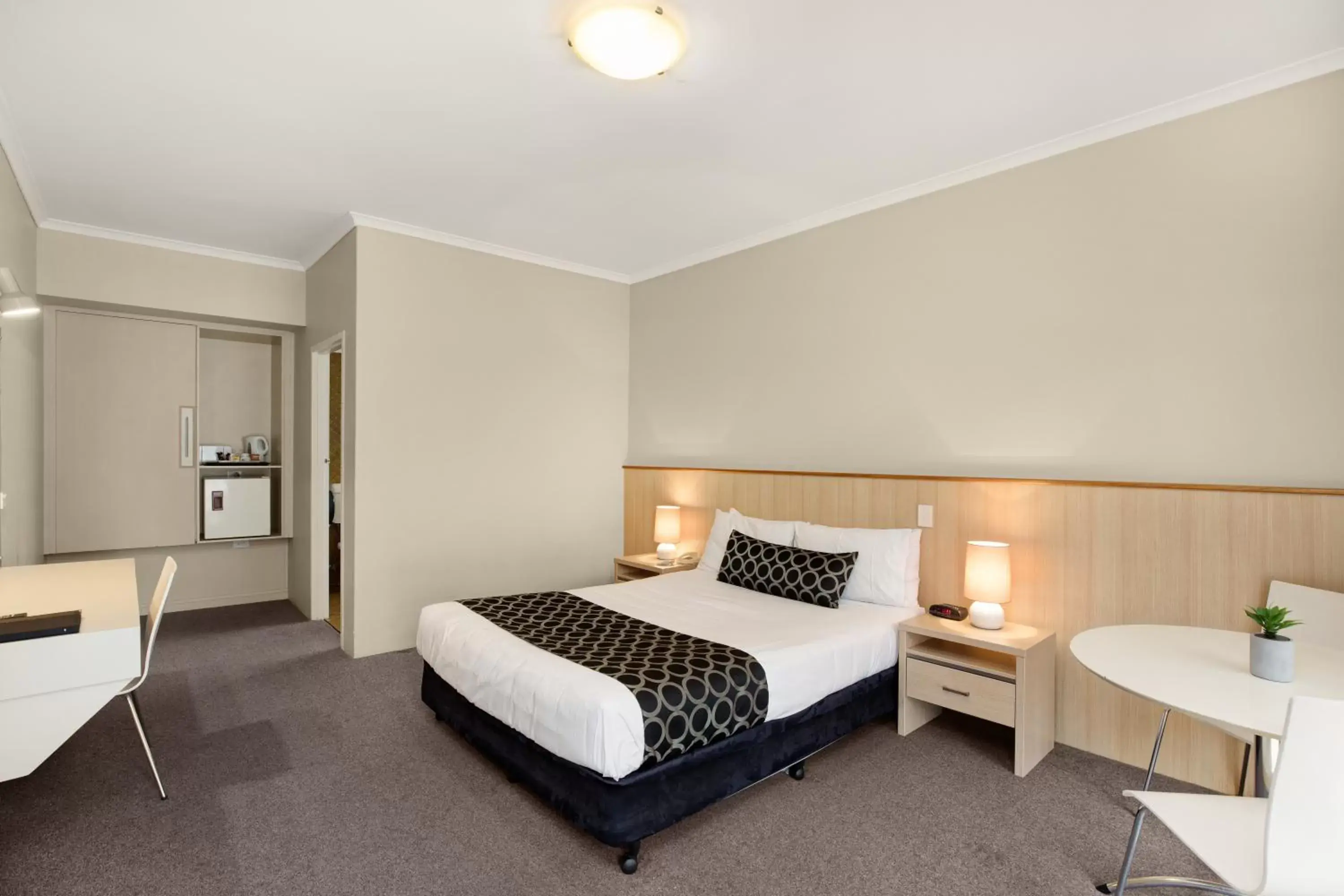 Photo of the whole room, Bed in Adelaide Road Motor Lodge