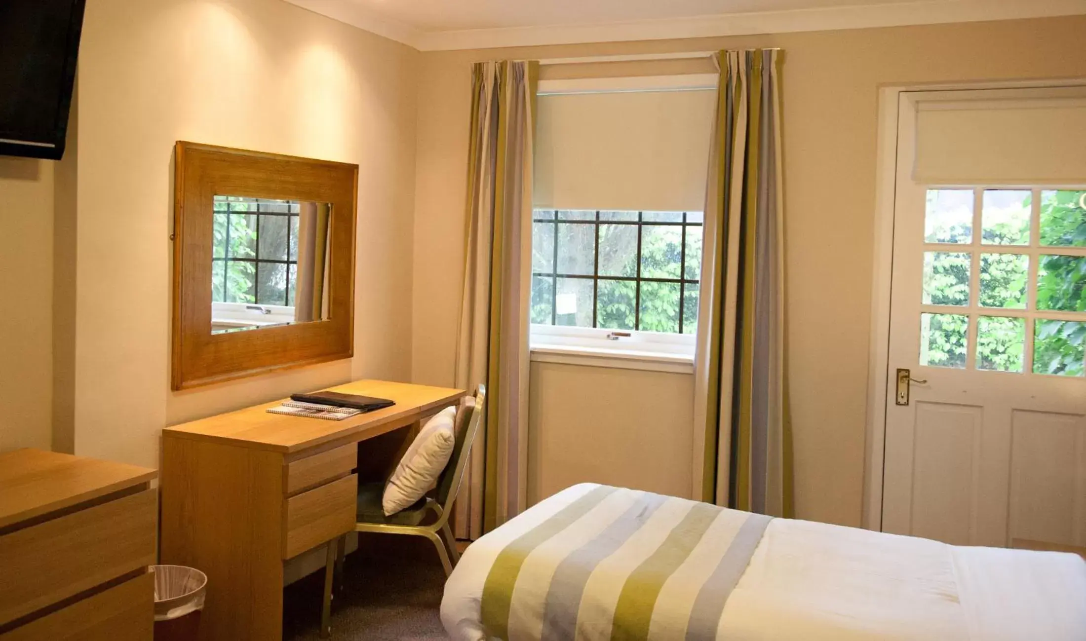 Bedroom, Bed in Castlecary House Hotel