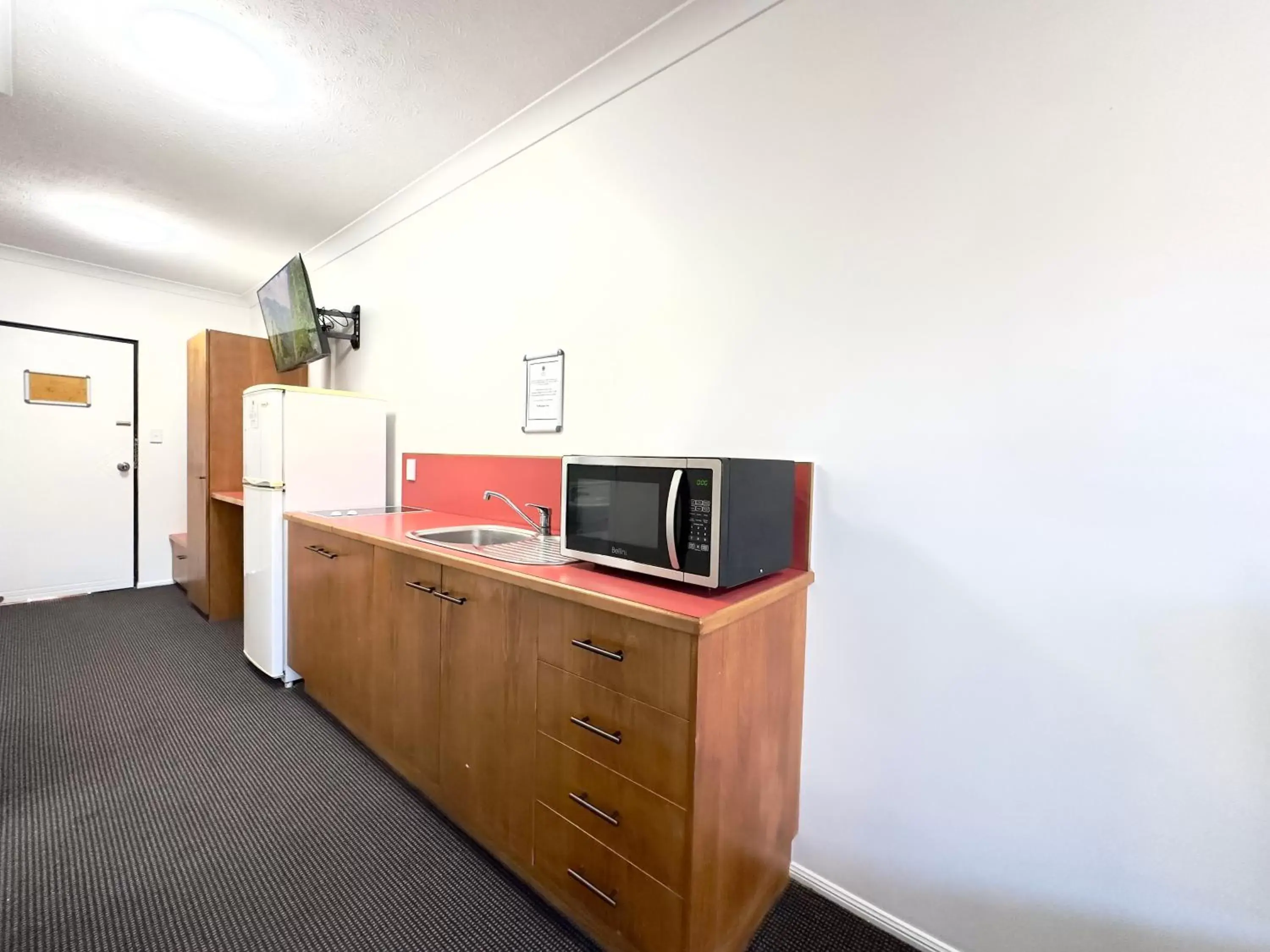 TV and multimedia, Kitchen/Kitchenette in Mackay Resort Motel