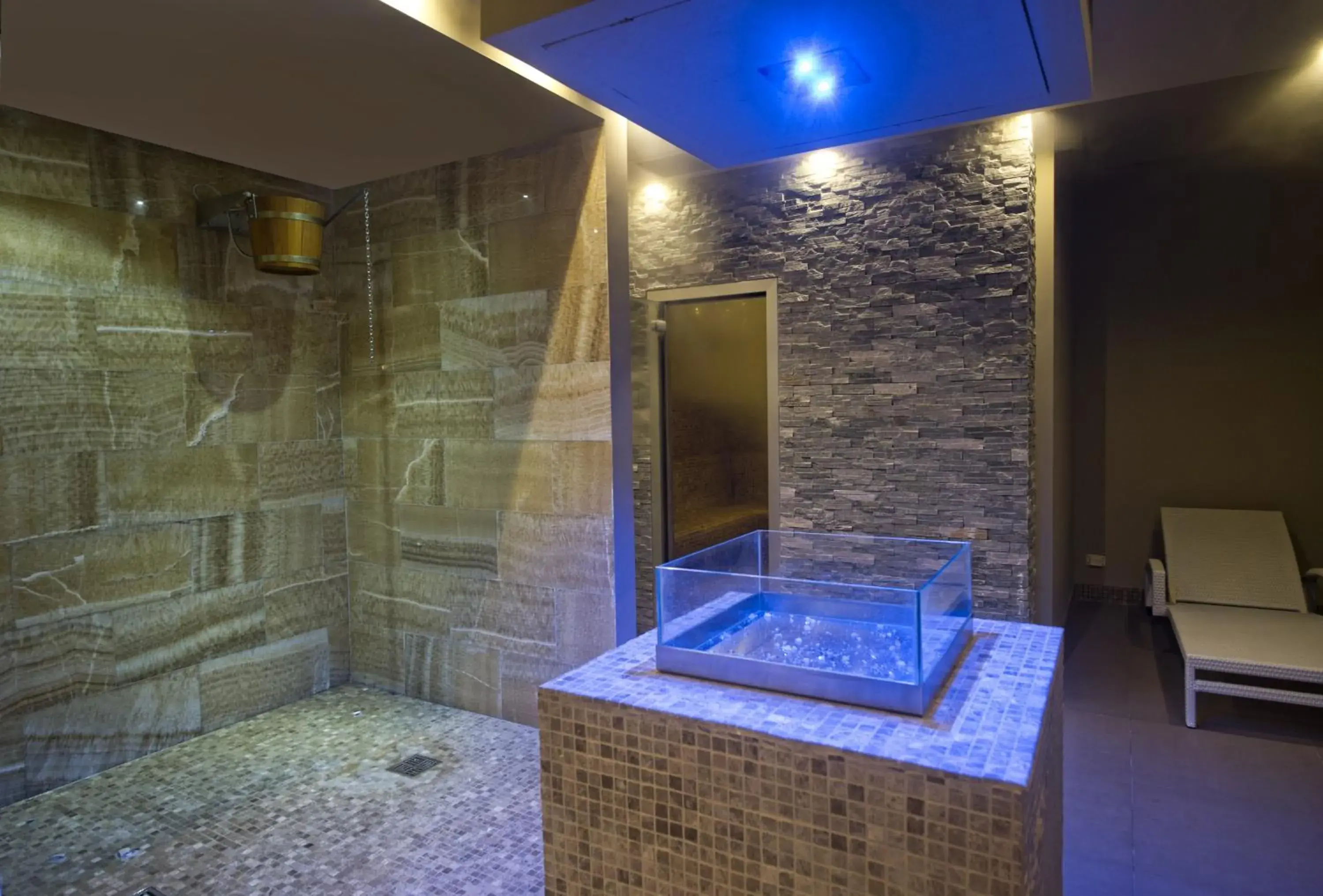 Spa and wellness centre/facilities, Bathroom in Main Palace Hotel