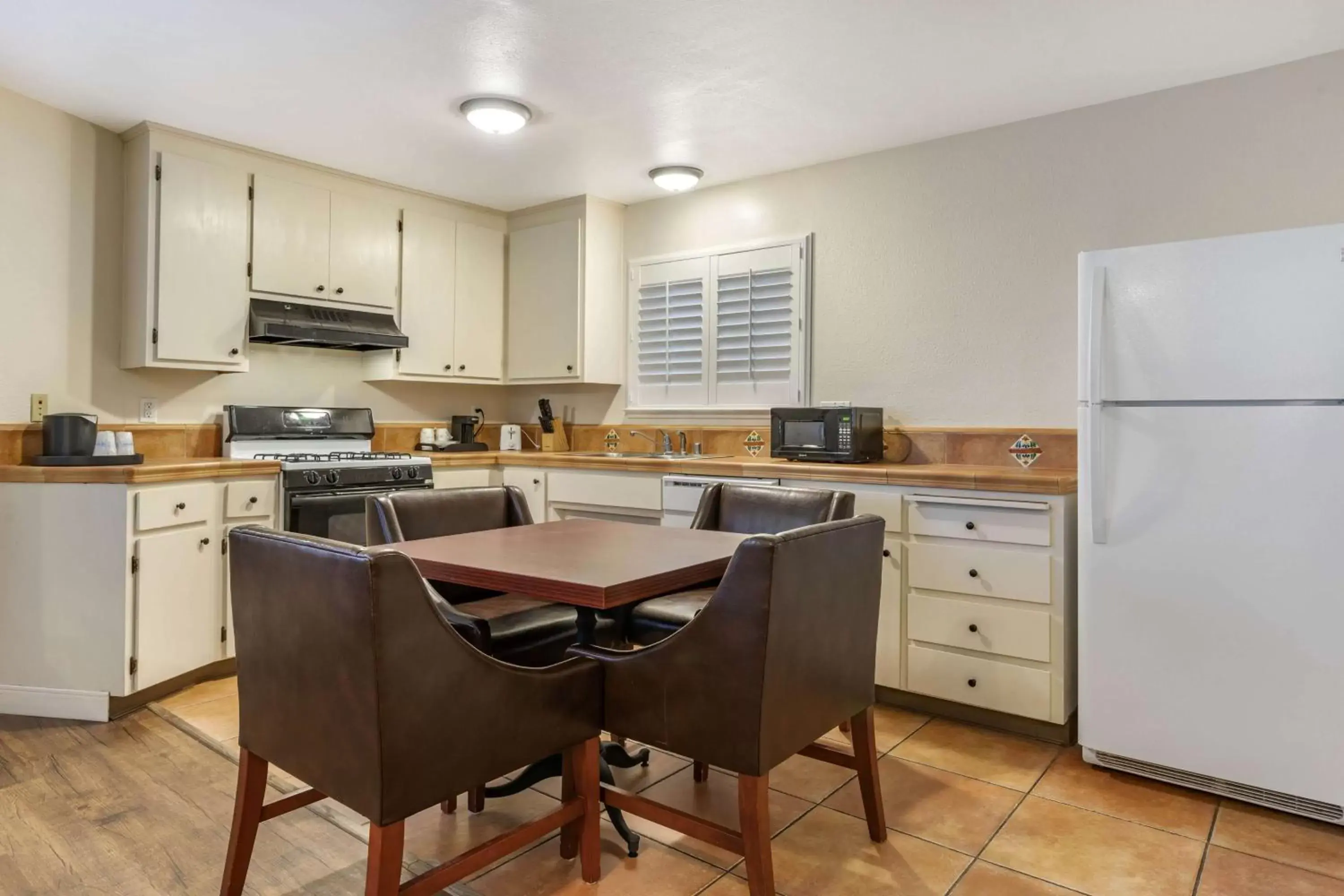 Kitchen or kitchenette, Kitchen/Kitchenette in Best Western Rose Garden Inn