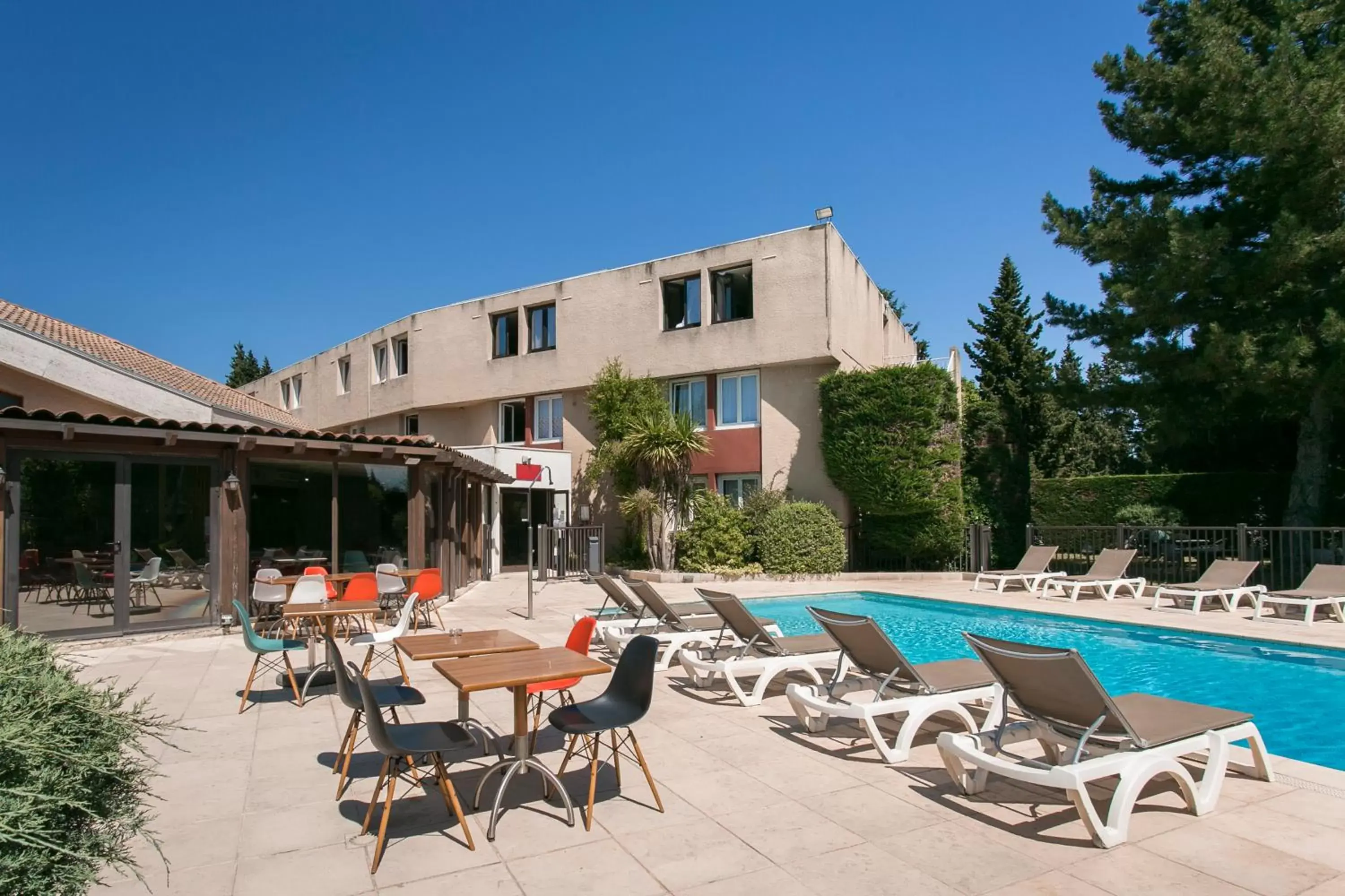 Patio, Property Building in ibis Avignon Sud