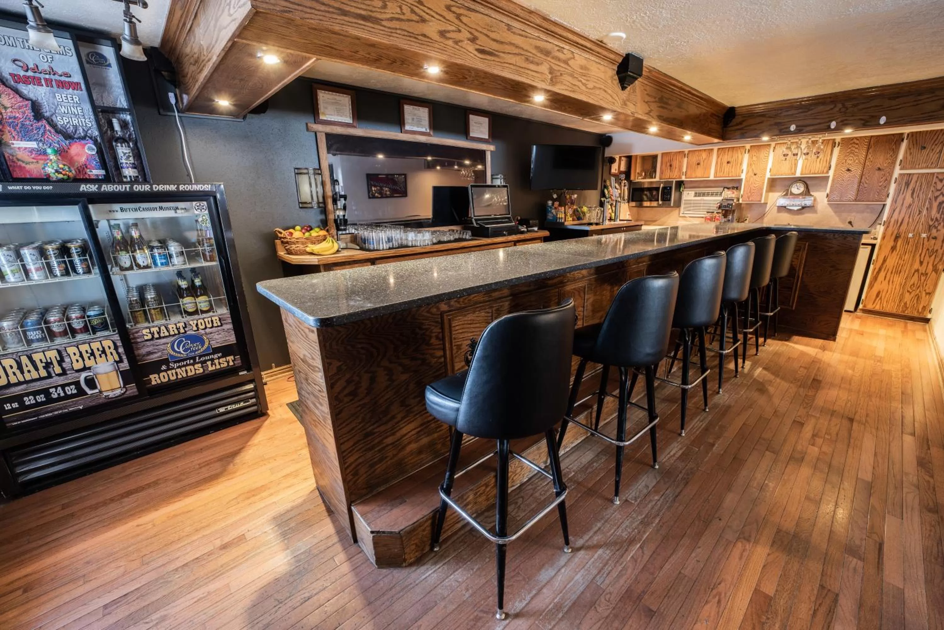 Lounge or bar in Clover Creek Inn