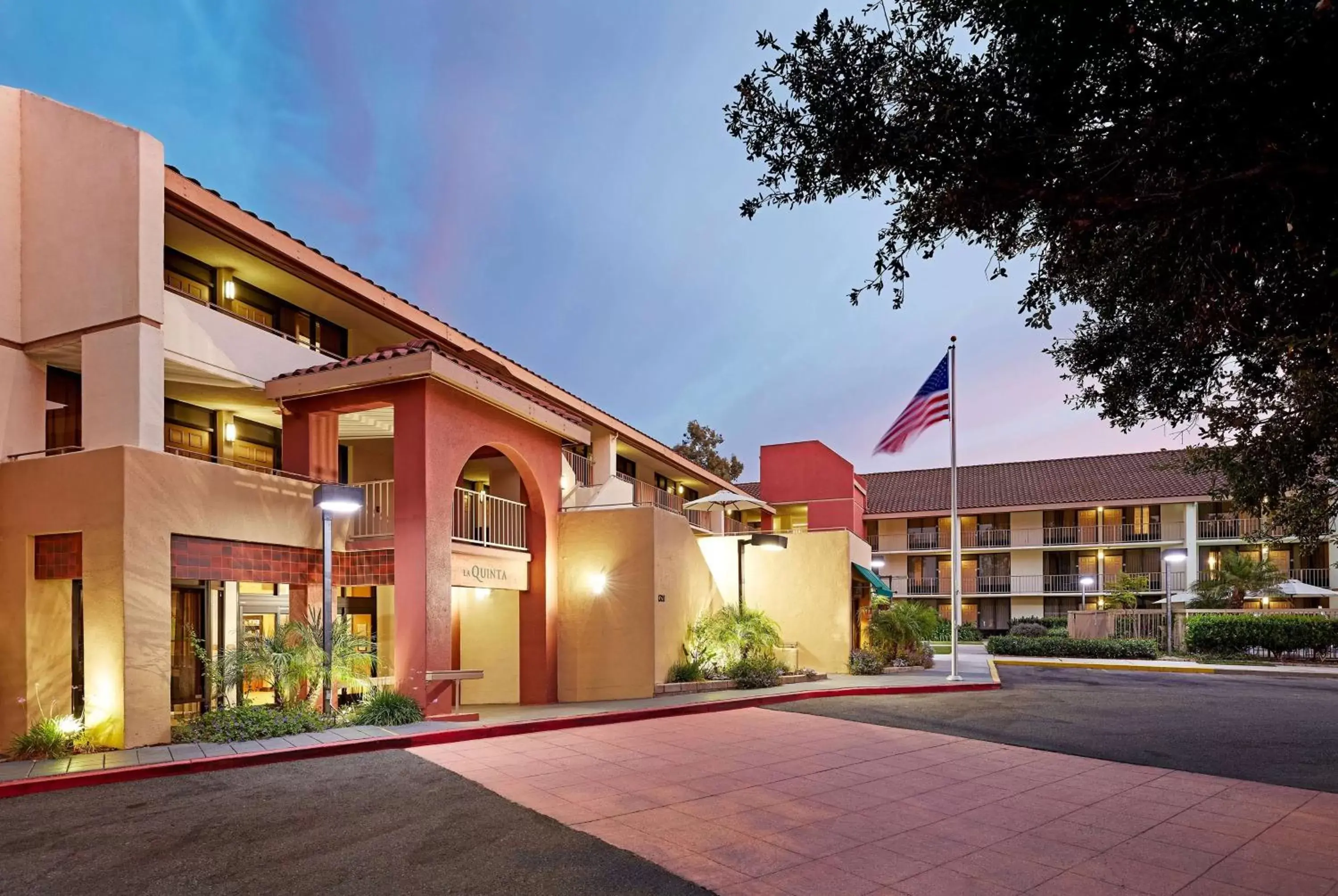 Property Building in La Quinta by Wyndham Thousand Oaks-Newbury Park