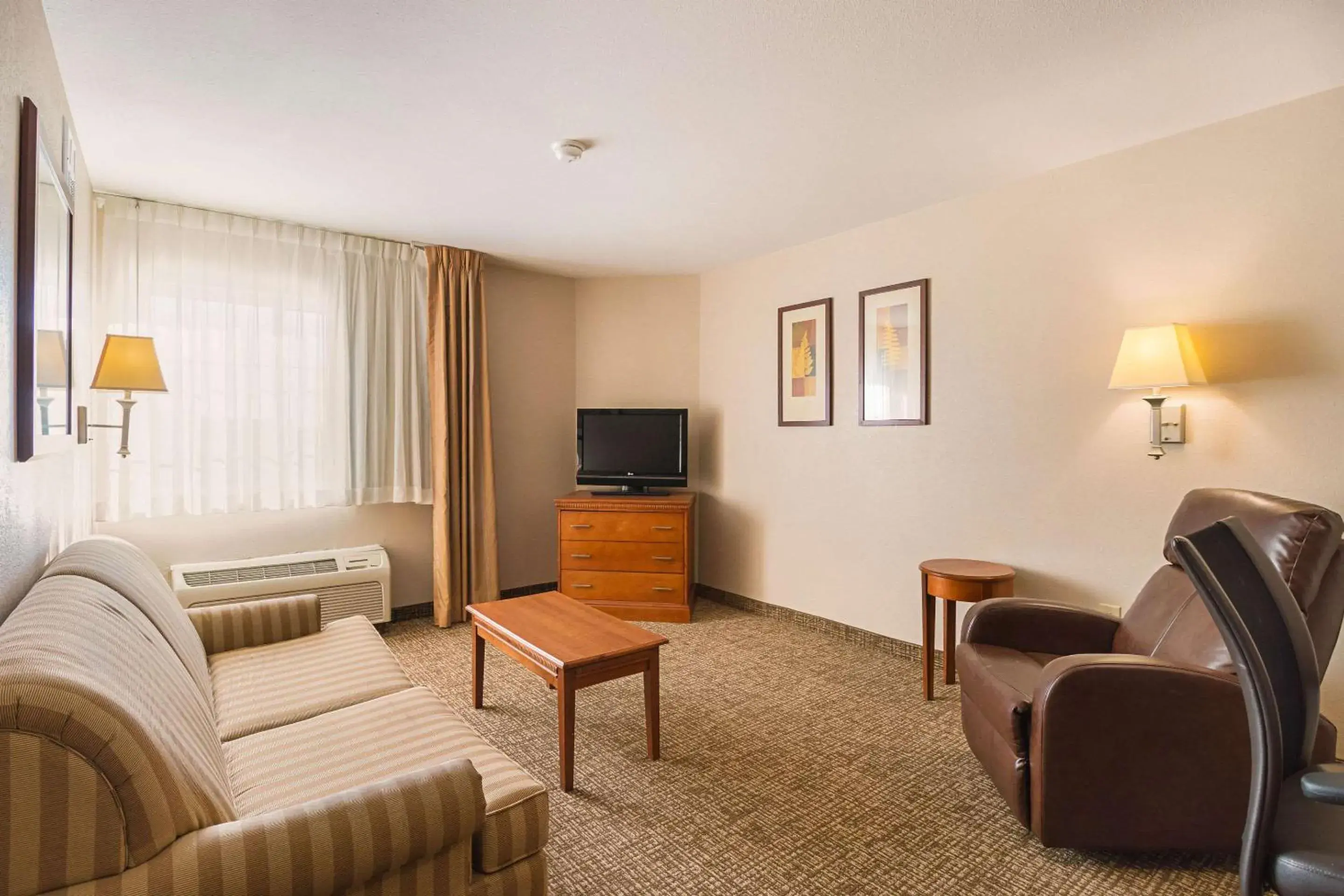 Bedroom, Seating Area in Suburban Studios Waterloo