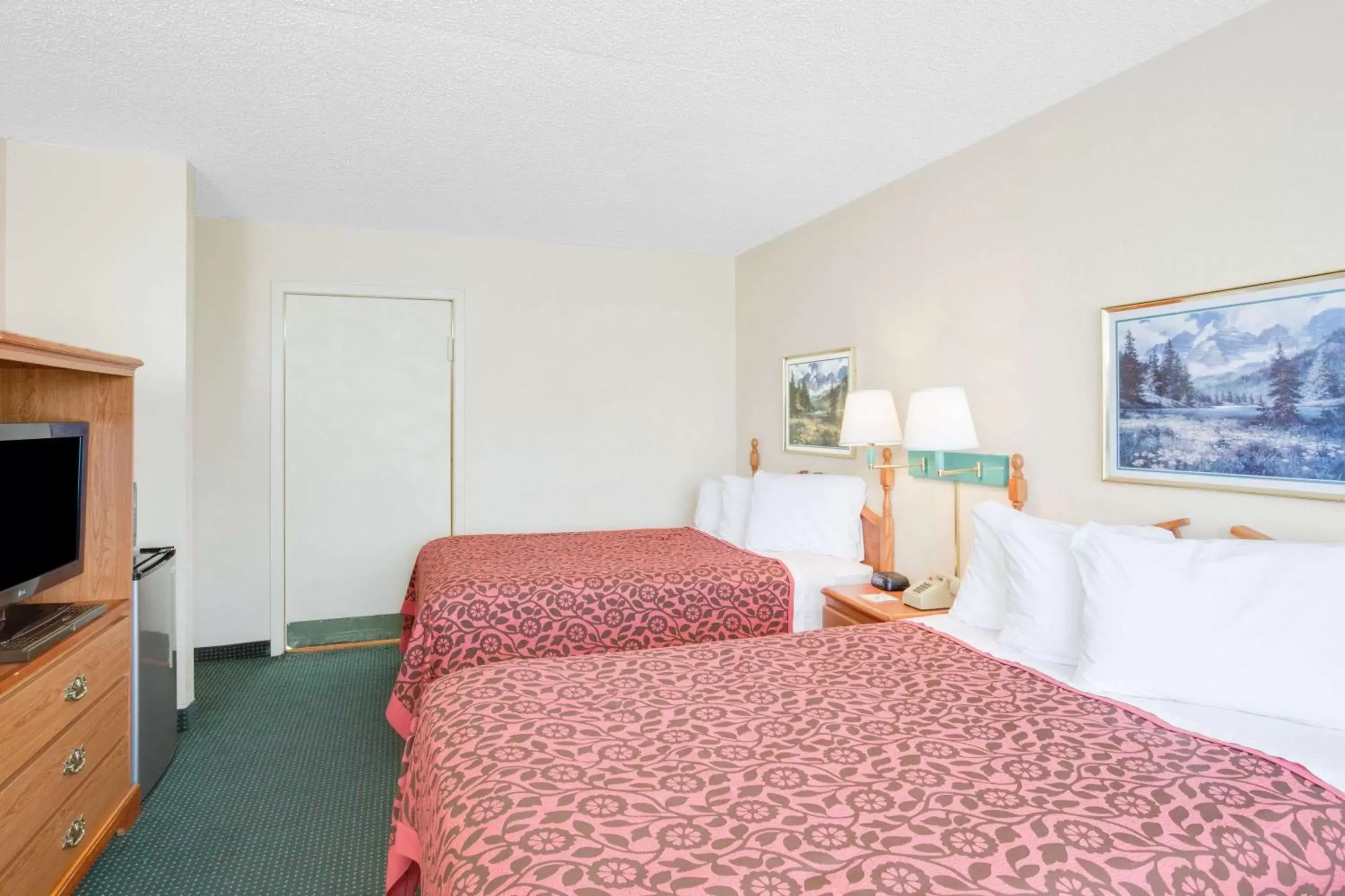 Photo of the whole room, Bed in Days Inn by Wyndham Newport