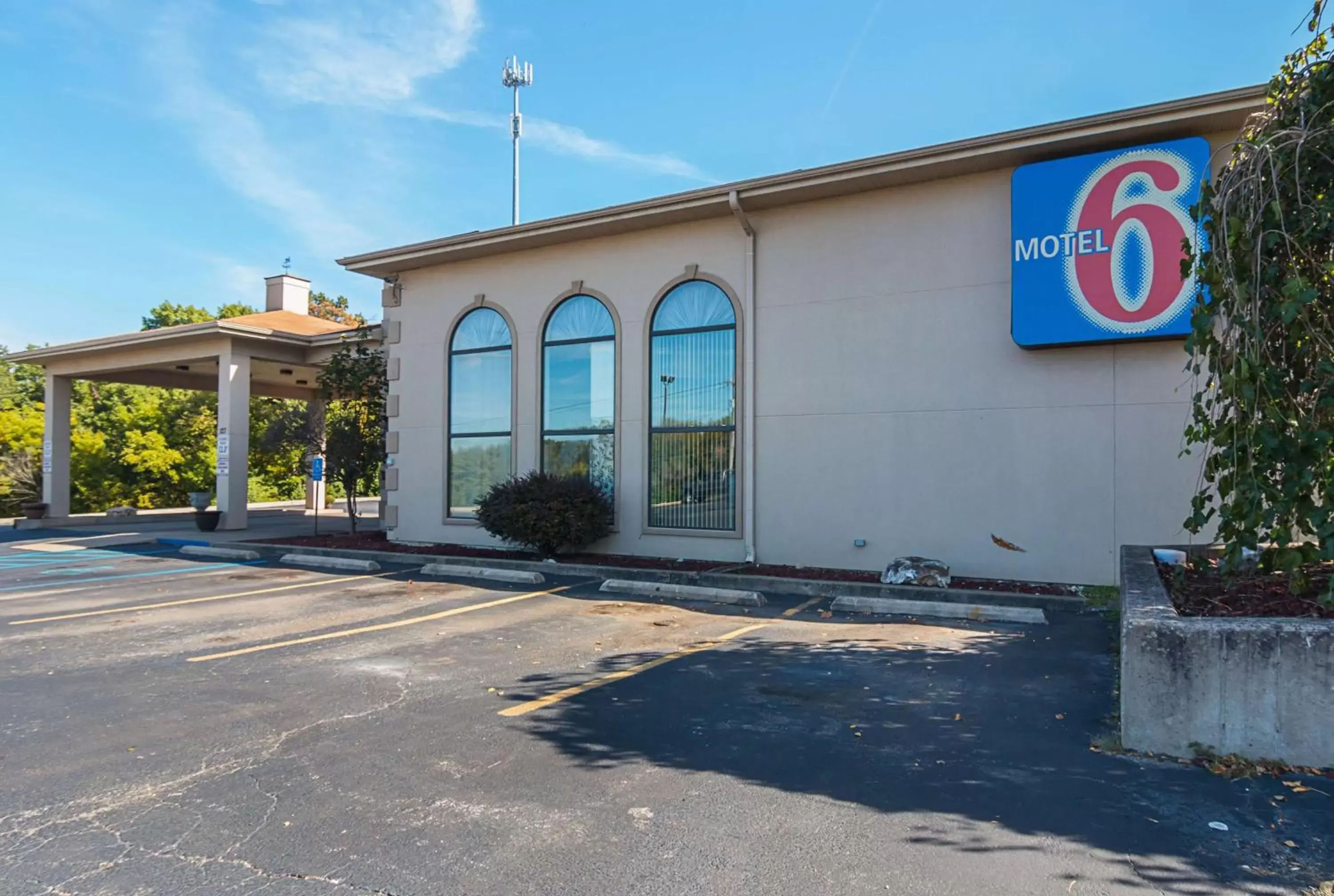 Property Building in Motel 6-Hannibal, MO