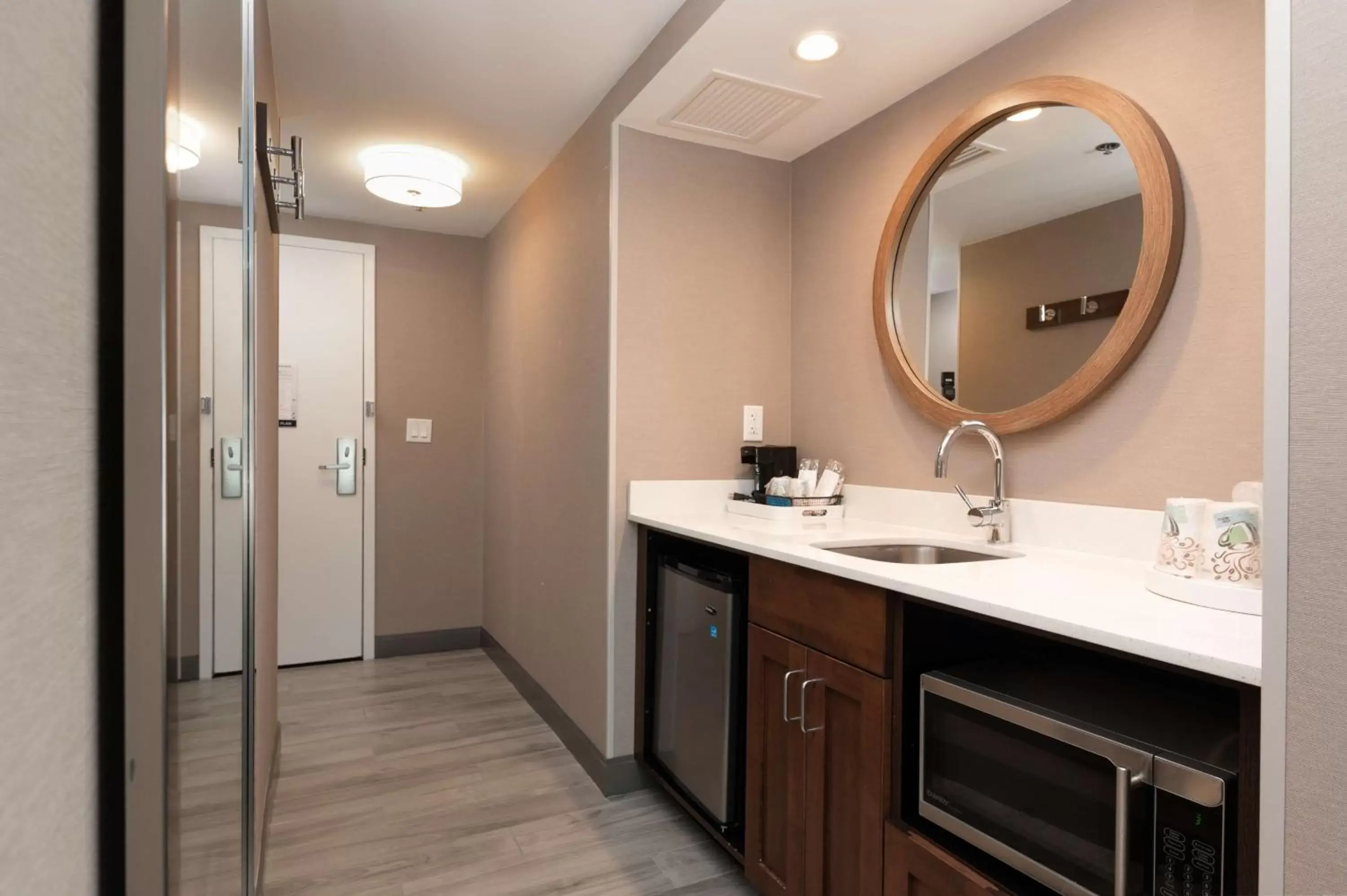 Photo of the whole room, Bathroom in Hampton Inn & Suites Arlington Crystal City DCA