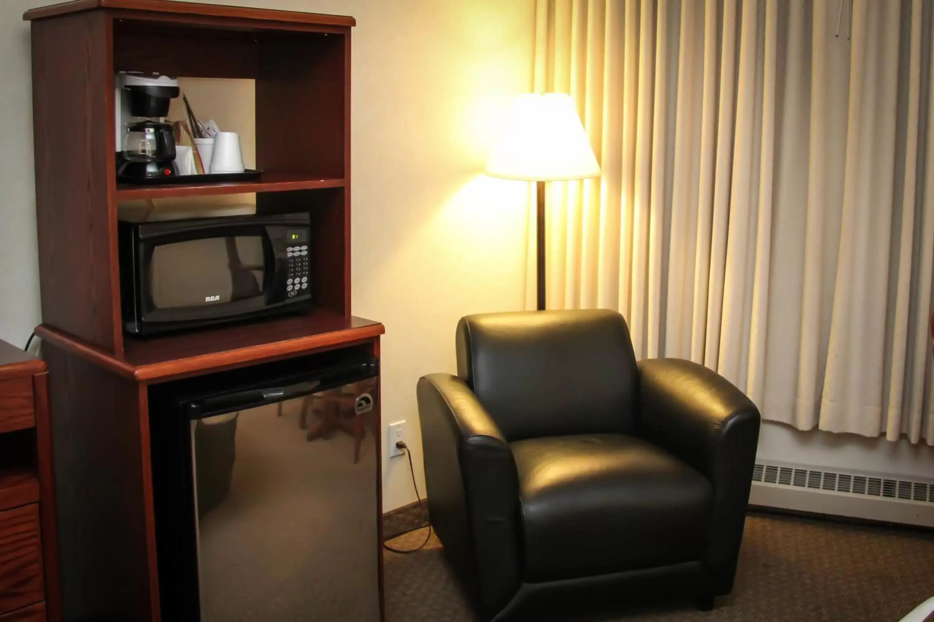 Coffee/tea facilities, Seating Area in Continental Inn & Suites