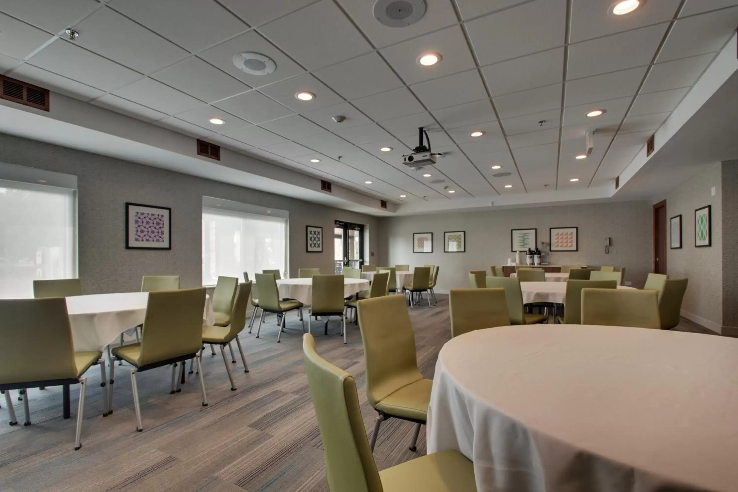 Meeting/conference room, Restaurant/Places to Eat in Holiday Inn Express & Suites Aurora - Naperville, an IHG Hotel