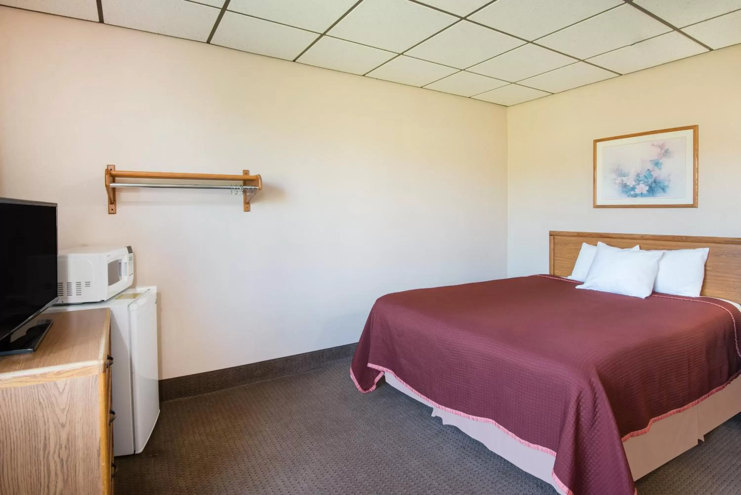 Photo of the whole room, Bed in Super 8 by Wyndham Abilene KS