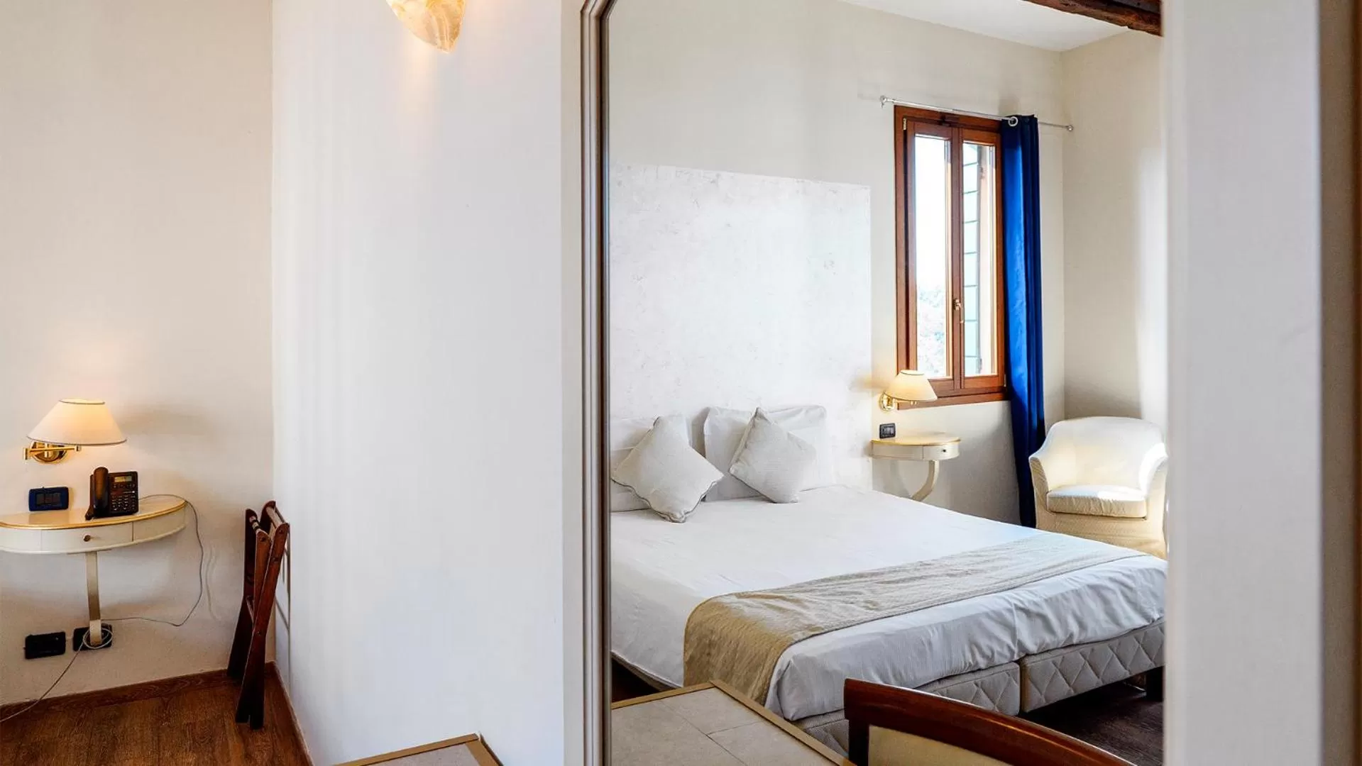 Photo of the whole room, Bed in Cà Doge