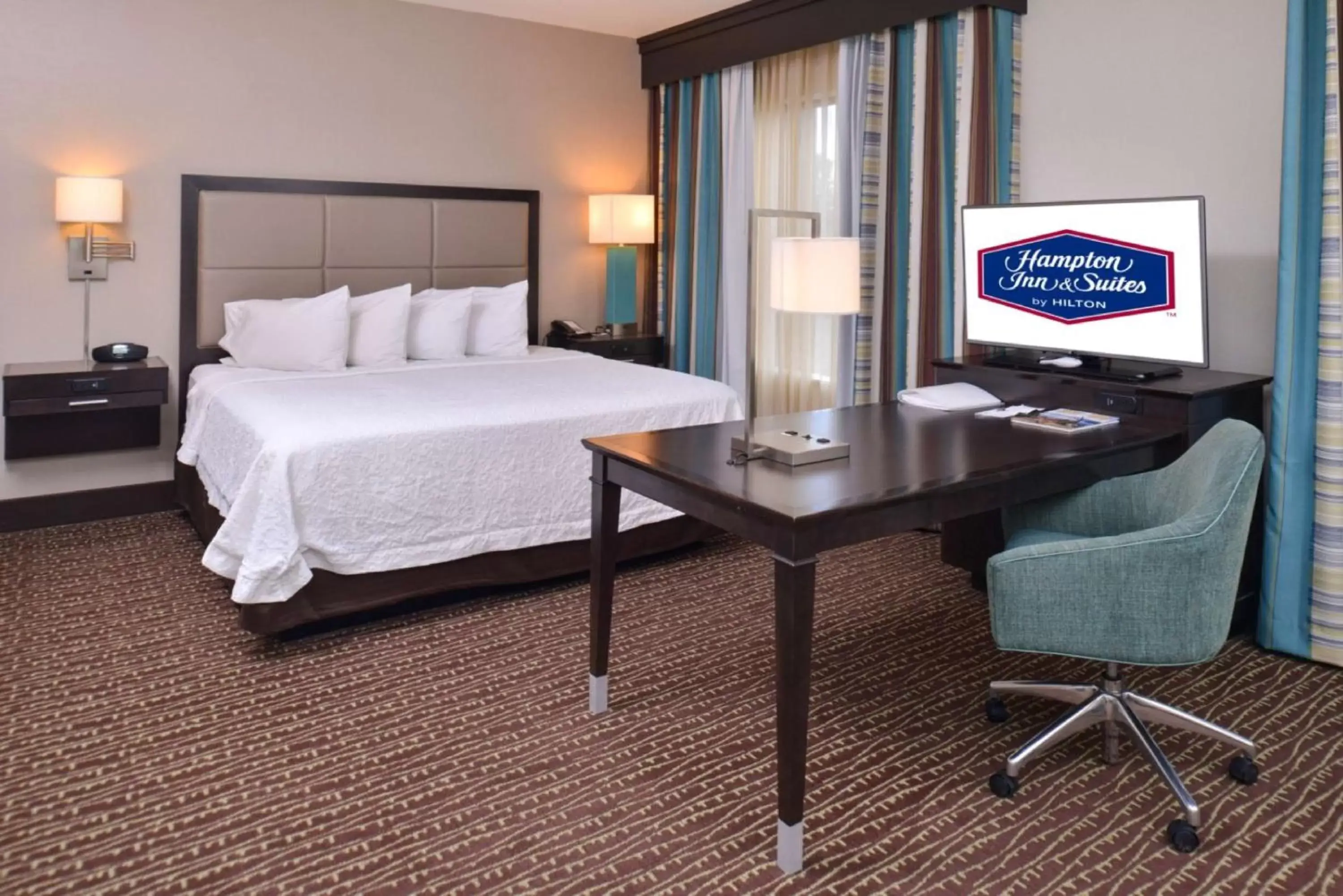 Bedroom, Bed in Hampton Inn & Suites Bend