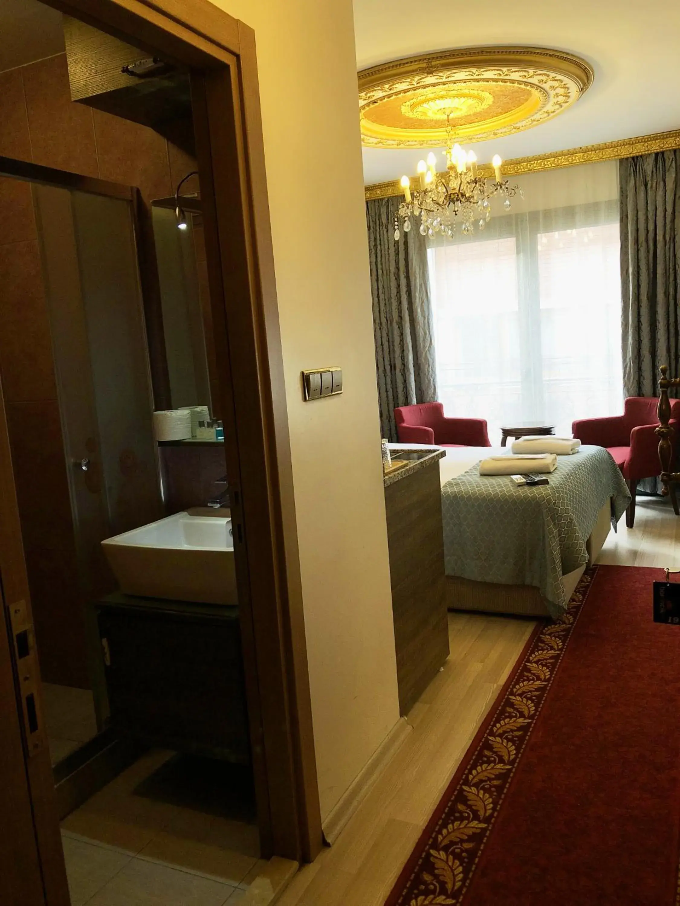 Bathroom, Bed in Borancik Suites