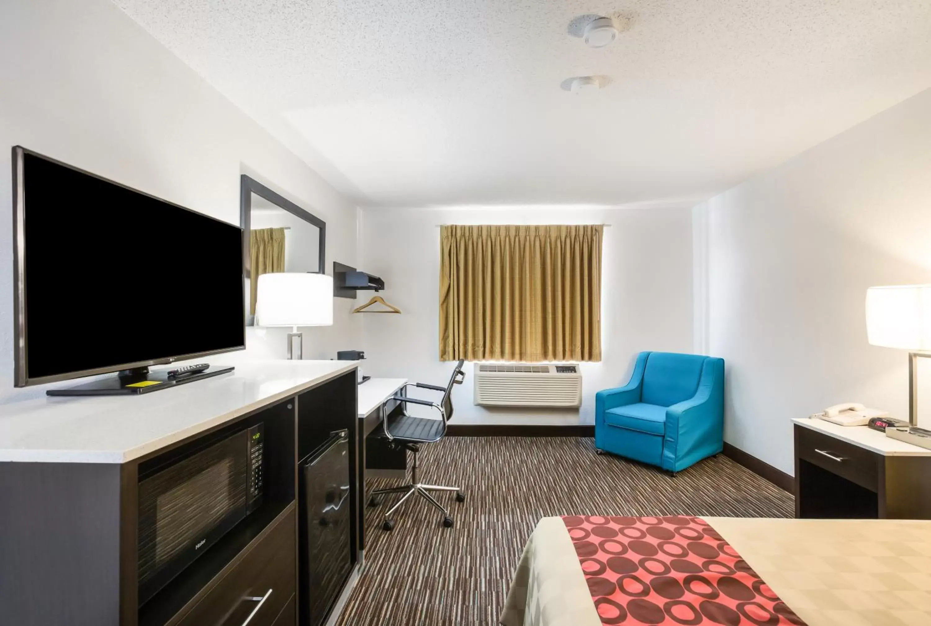 Seating area, TV/Entertainment Center in Americas Best Value Inn Charlotte