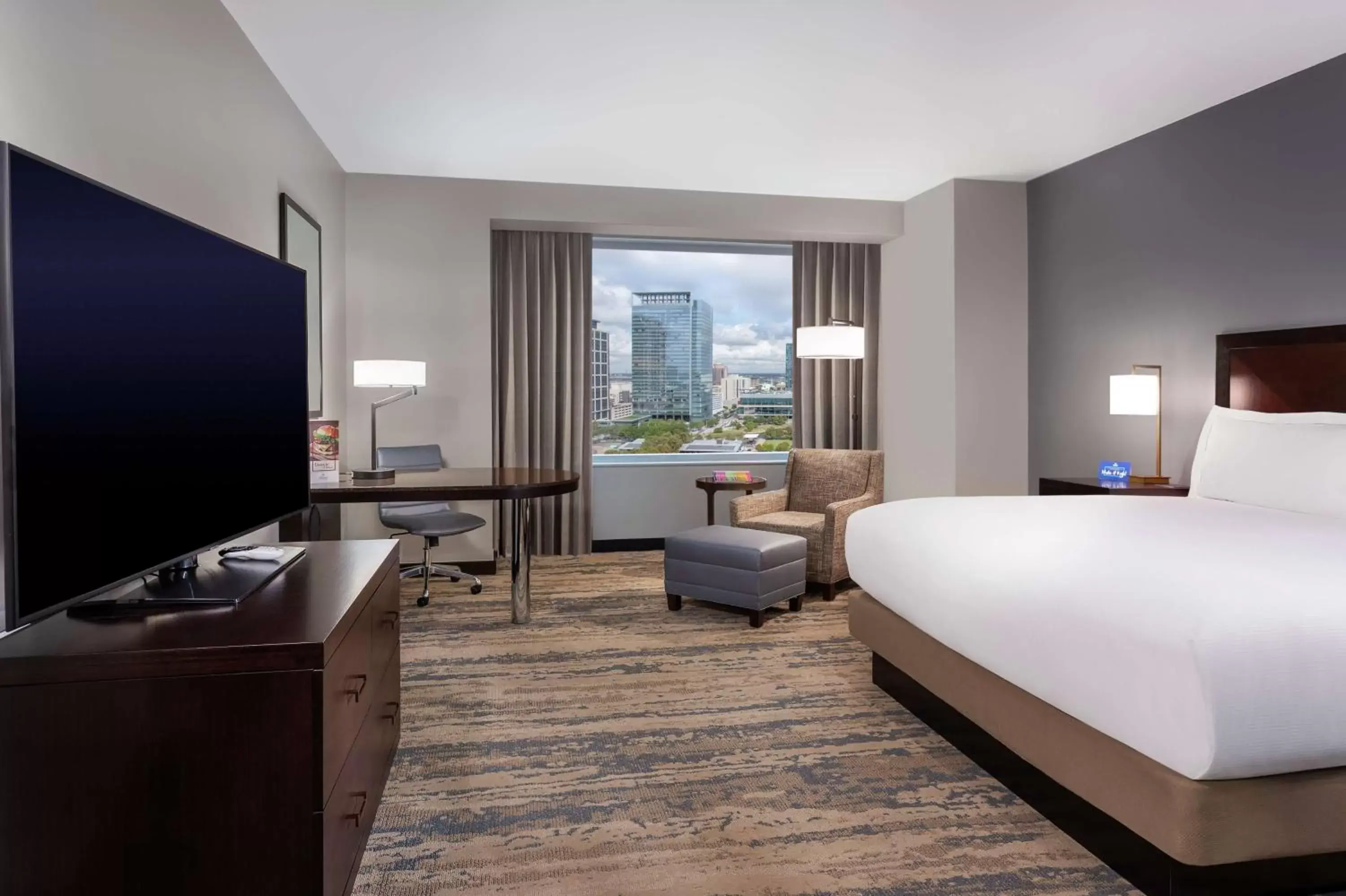 Bed, TV/Entertainment Center in Hilton Americas- Houston
