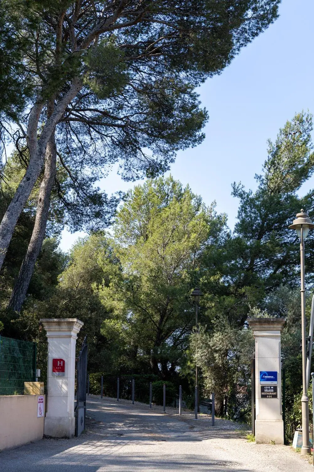 Facade/entrance in INTER-HOTEL CÃ´tÃ© Sud Hotel Allauch