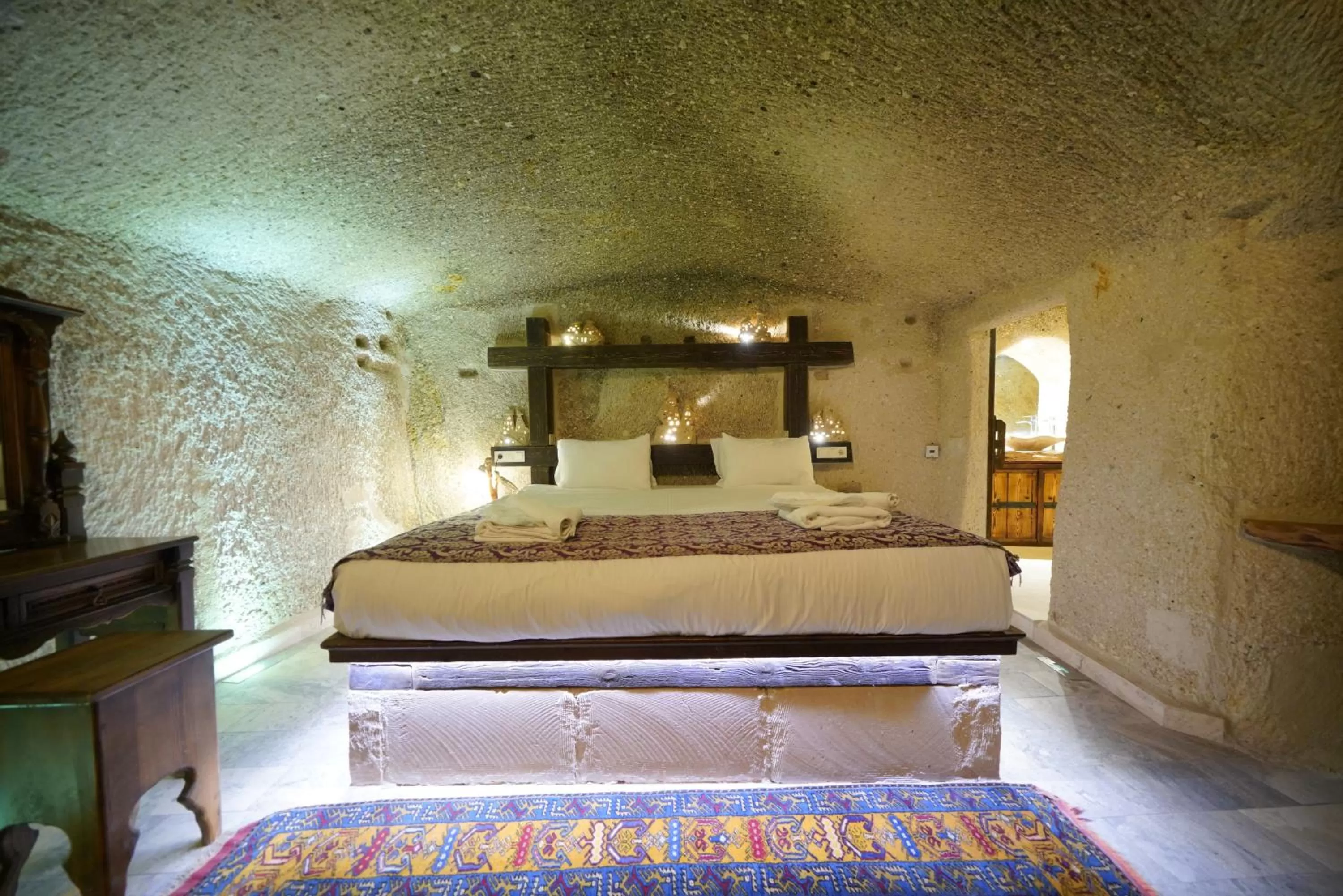 Bed in Shoestring Cave House