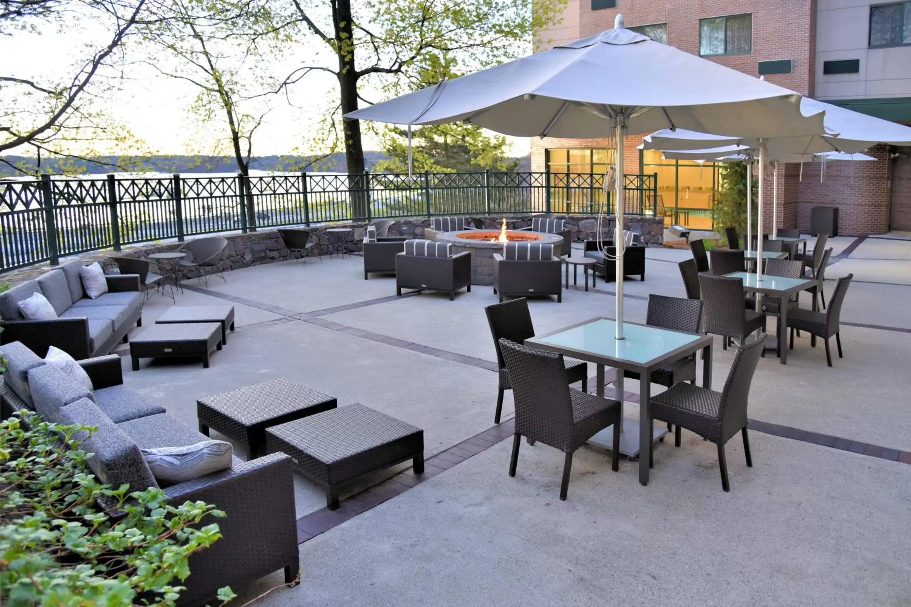 Property building, Restaurant/Places to Eat in Courtyard by Marriott Boston Waltham