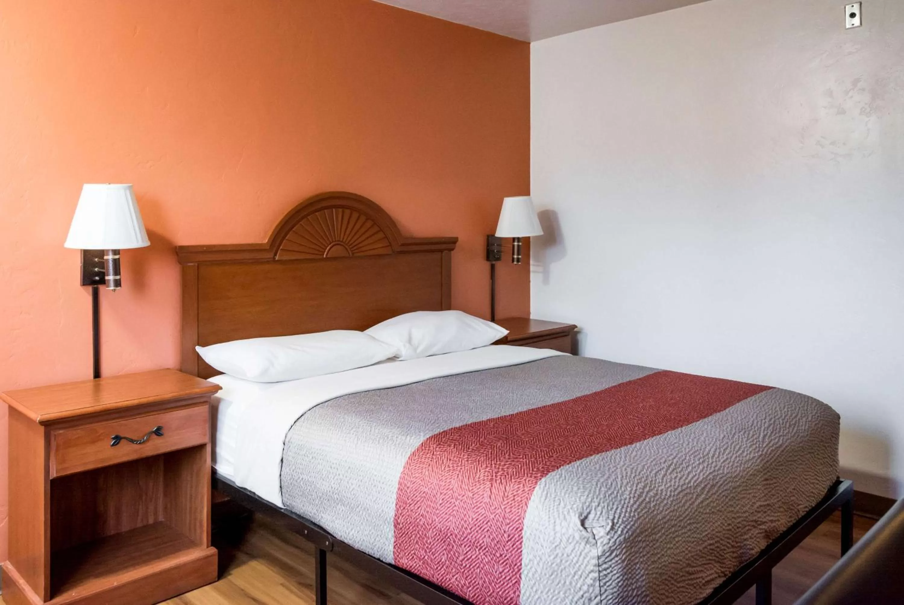 Photo of the whole room, Bed in Motel 6-Wilsonville, OR - Portland