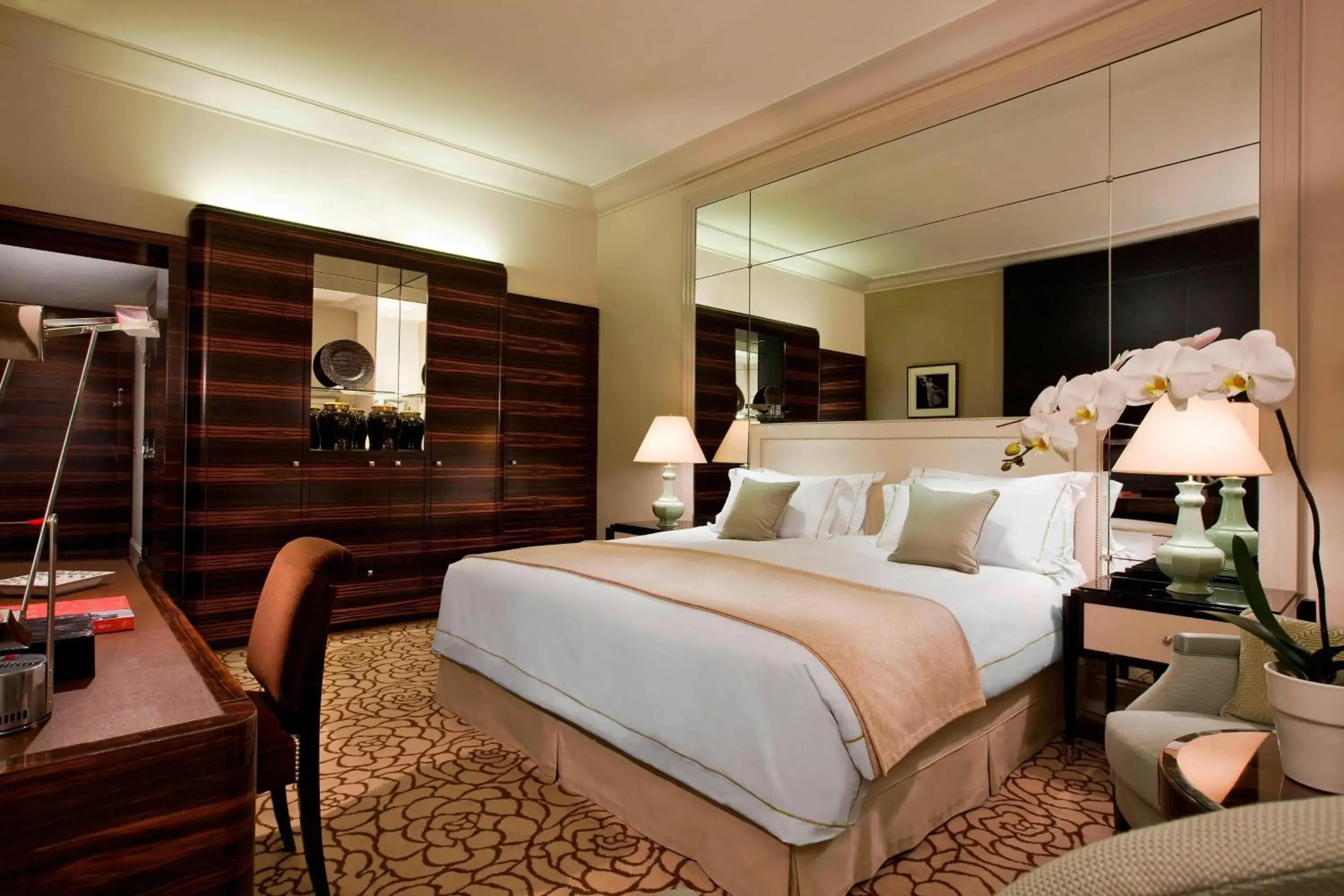 Photo of the whole room, Bed in Prince de Galles, a Luxury Collection hotel, Paris