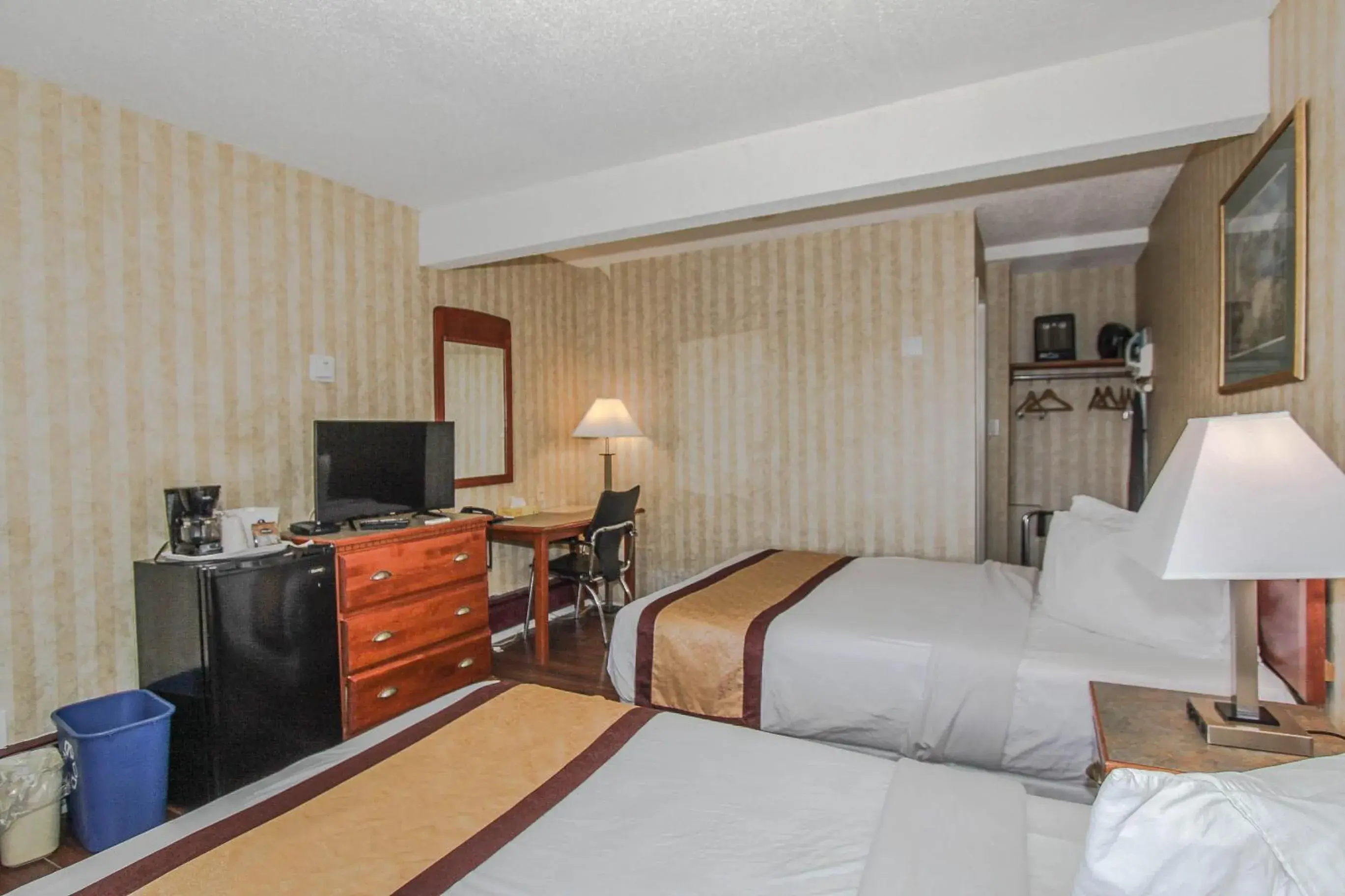 TV and multimedia, TV/Entertainment Center in Canadas Best Value Inn Chinook Station