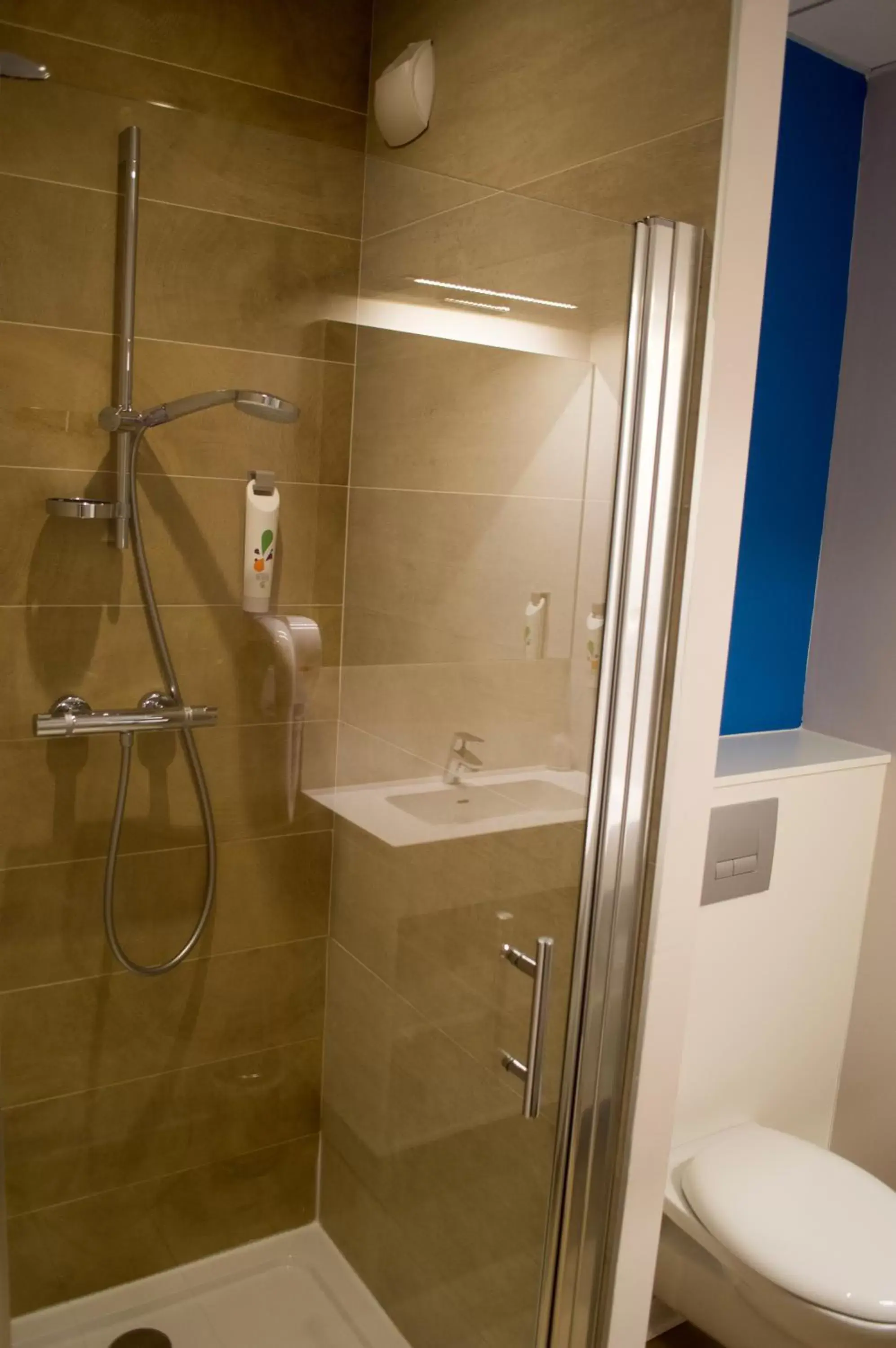 Shower, Bathroom in ibis styles Villeneuve Sur Lot