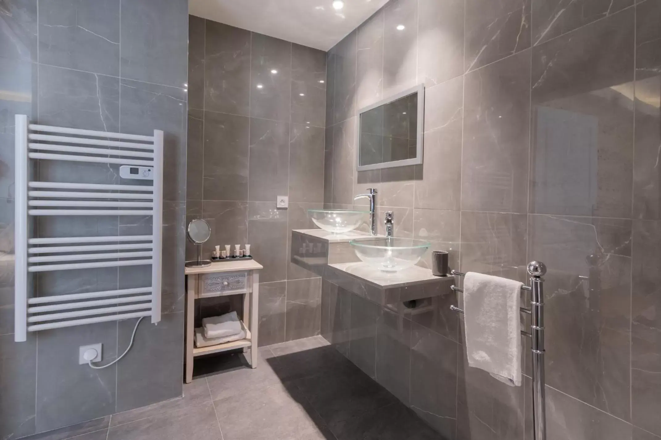 Bathroom in The Originals City, Hôtel de la Balance, Montbéliard