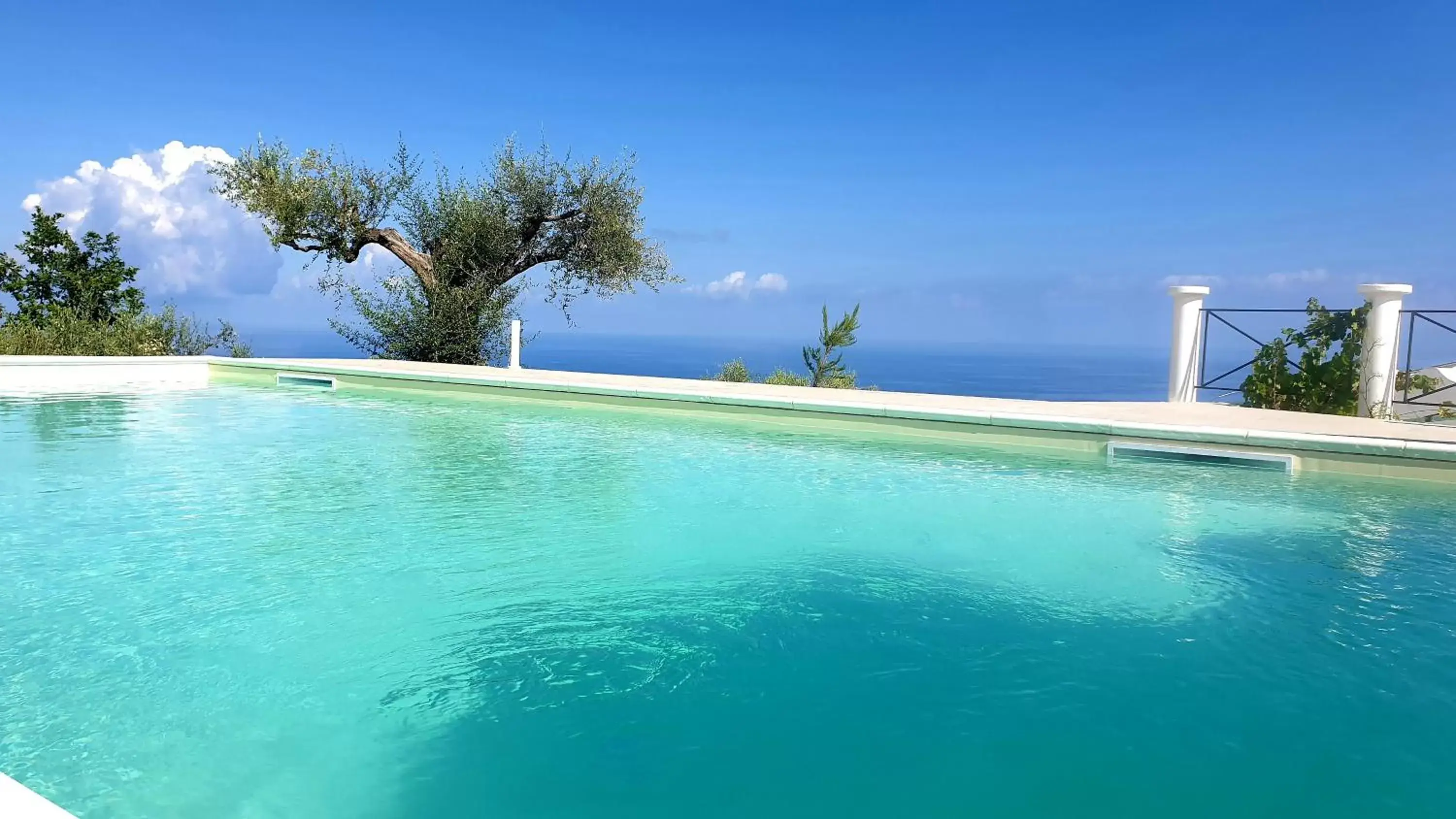 Swimming Pool in Villa Kirù